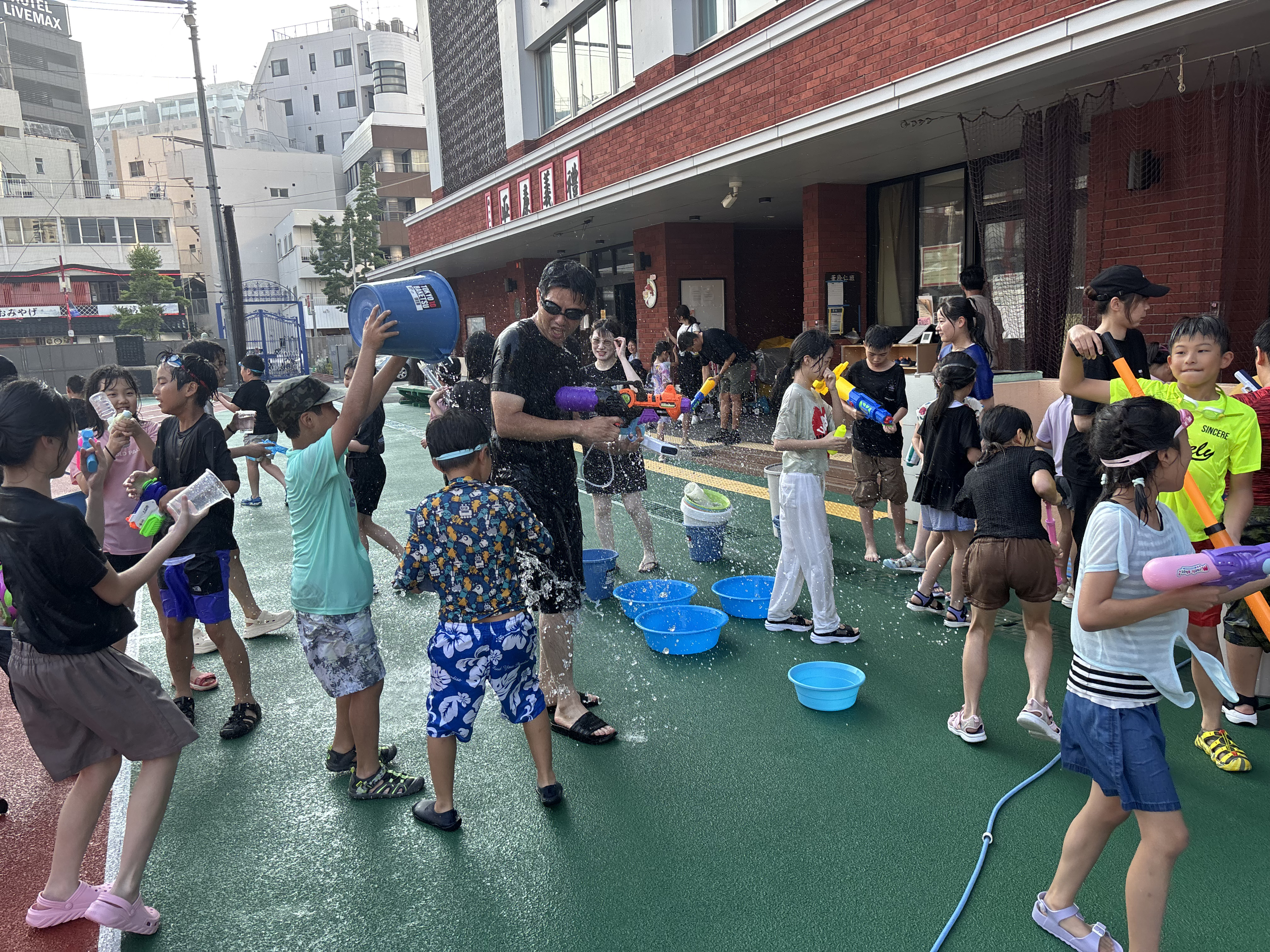 在校園舉行夏日活動