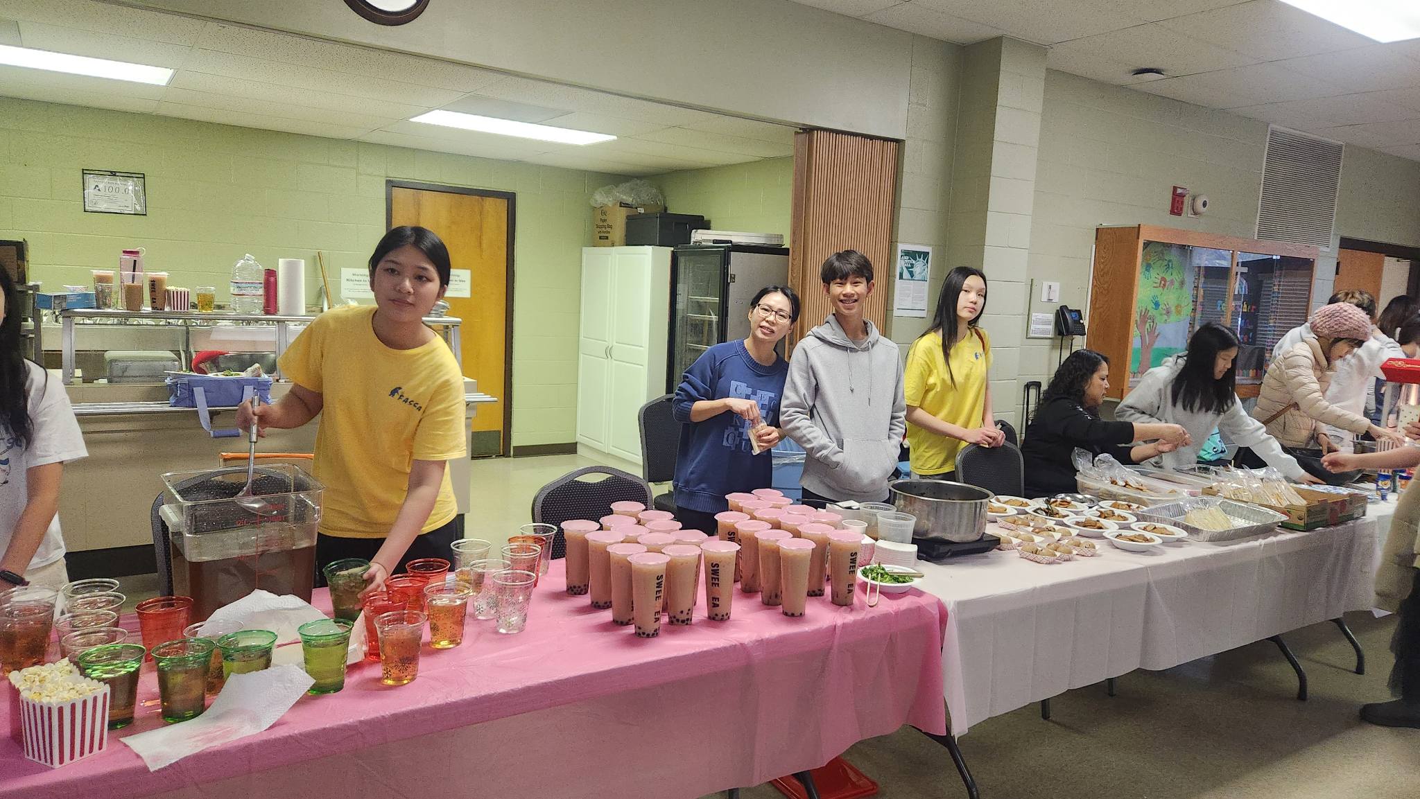 FASCA洛麗分會學員負責臺灣美食發放