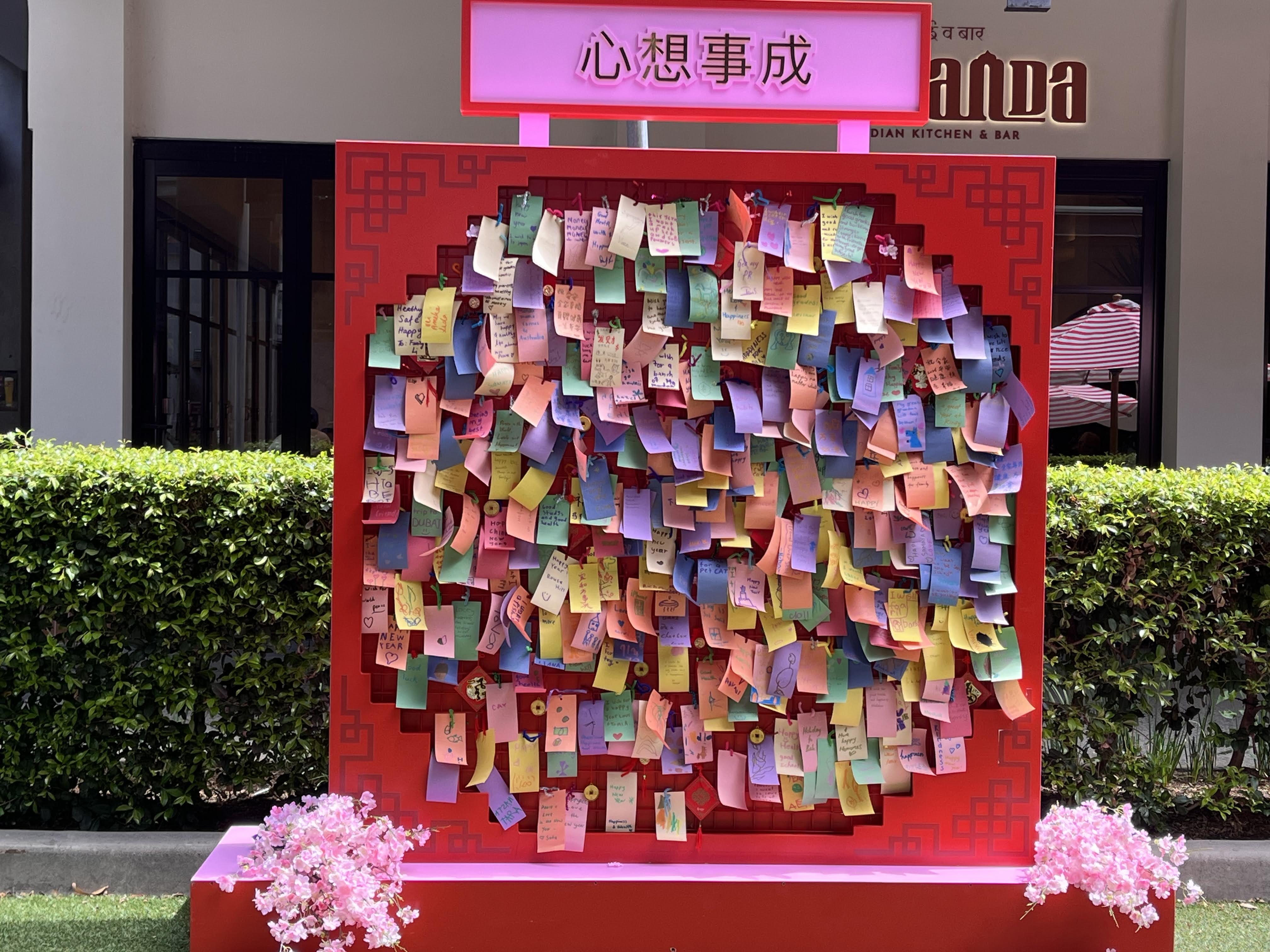民眾在幸福許願牆掛上紅籤，寫下對馬年的美好憧憬，展現社區共融的溫馨時刻。