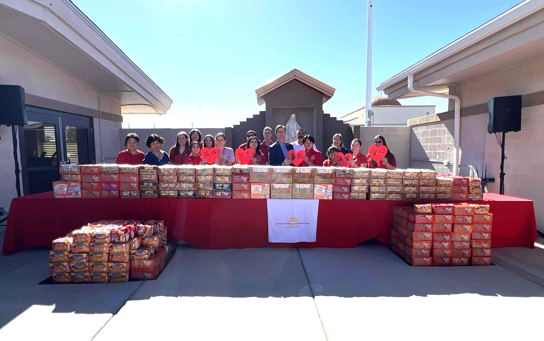 鳳凰城正體漢字文化在慈善公益活動中與美國國會眾議員葛萊格史丹頓一起宣揚正體漢字