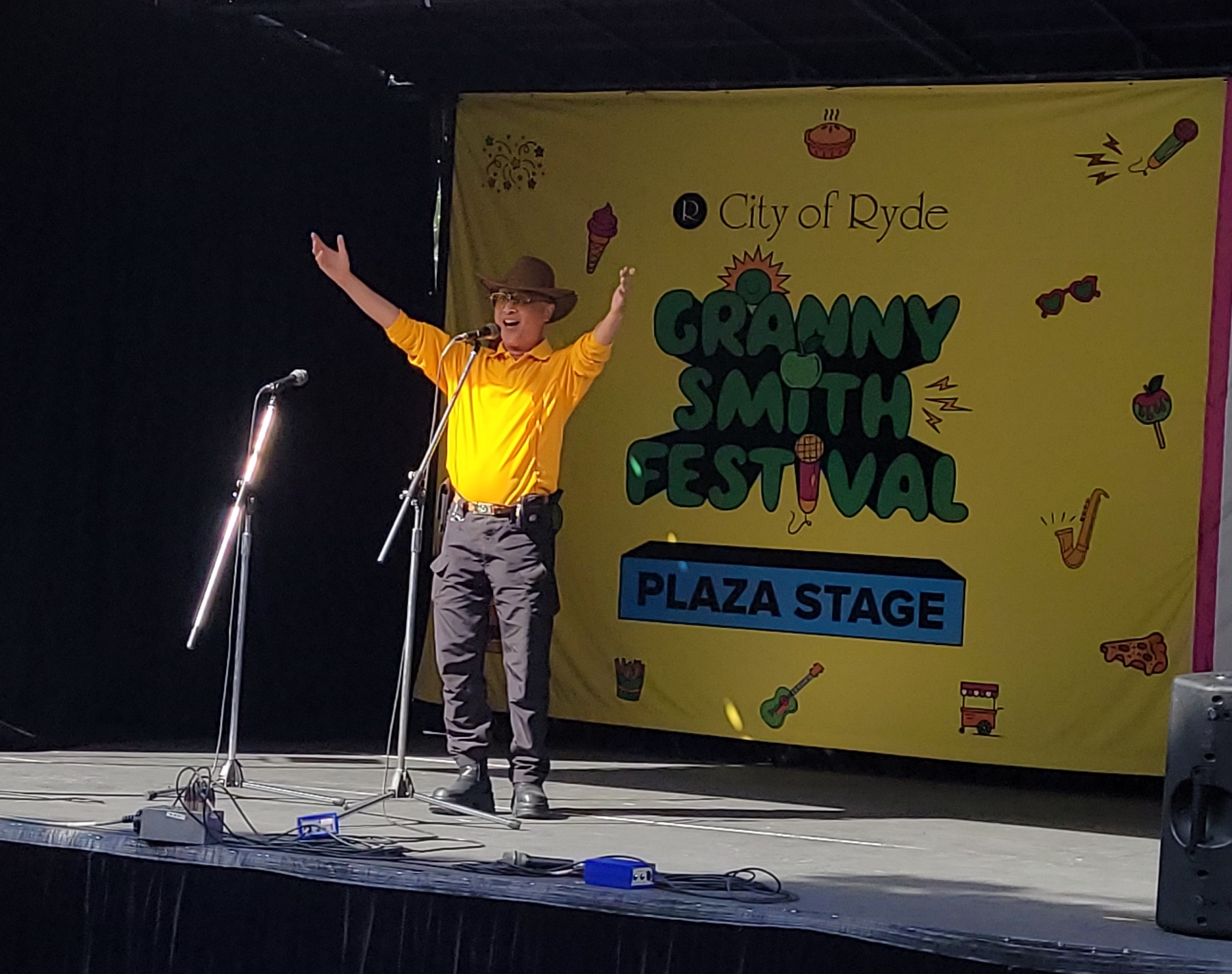 校長林松獻唱西班牙語及意大利語名歌