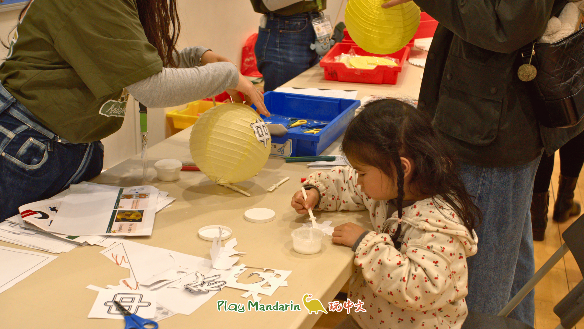 文中秋親子同樂派對中，大小朋友一起動手彩繪並製作專屬的中秋燈籠，體驗節慶創作的樂趣。