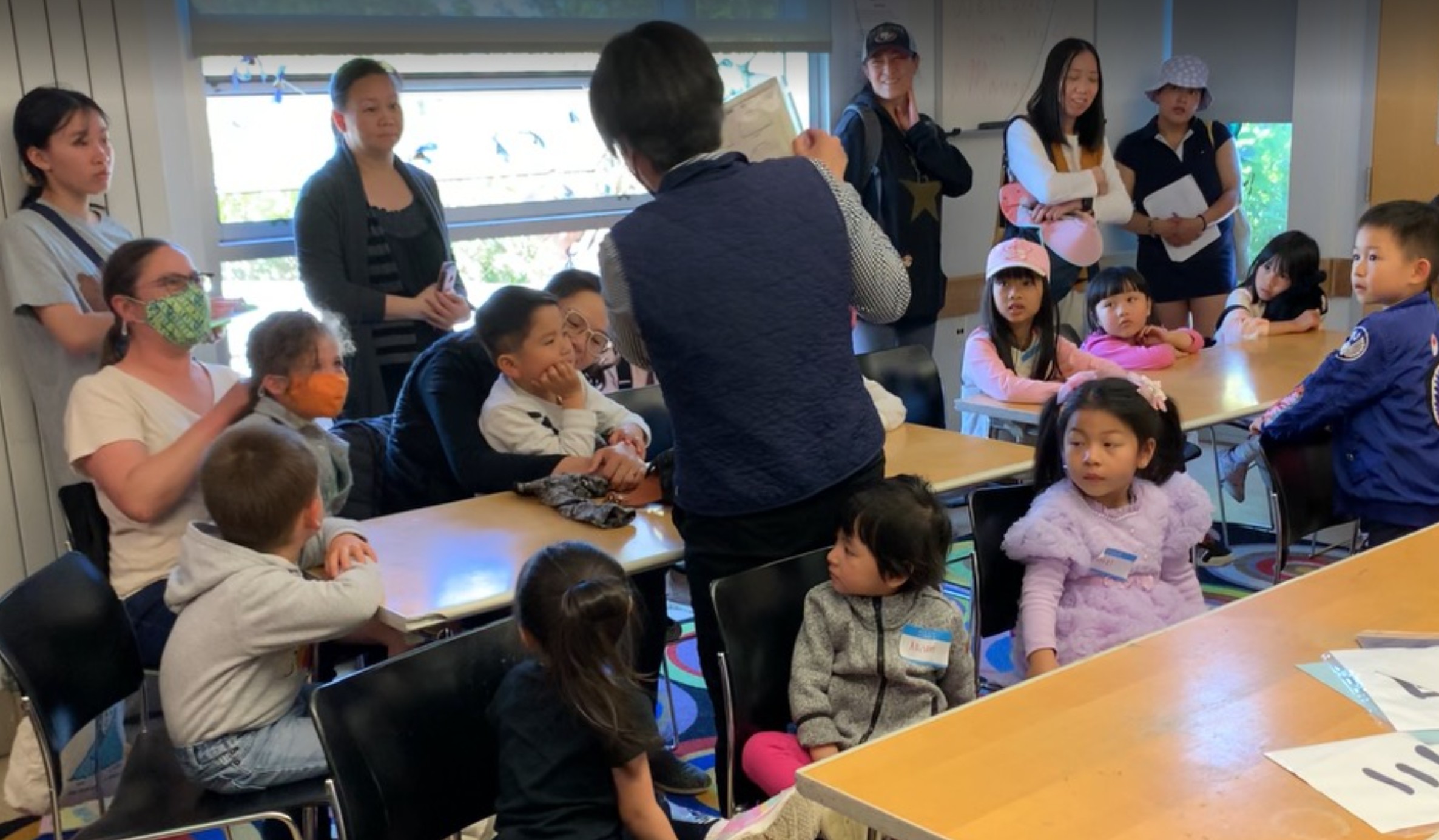 老師講解十二生肖的故事，學生們聽得津津有味。