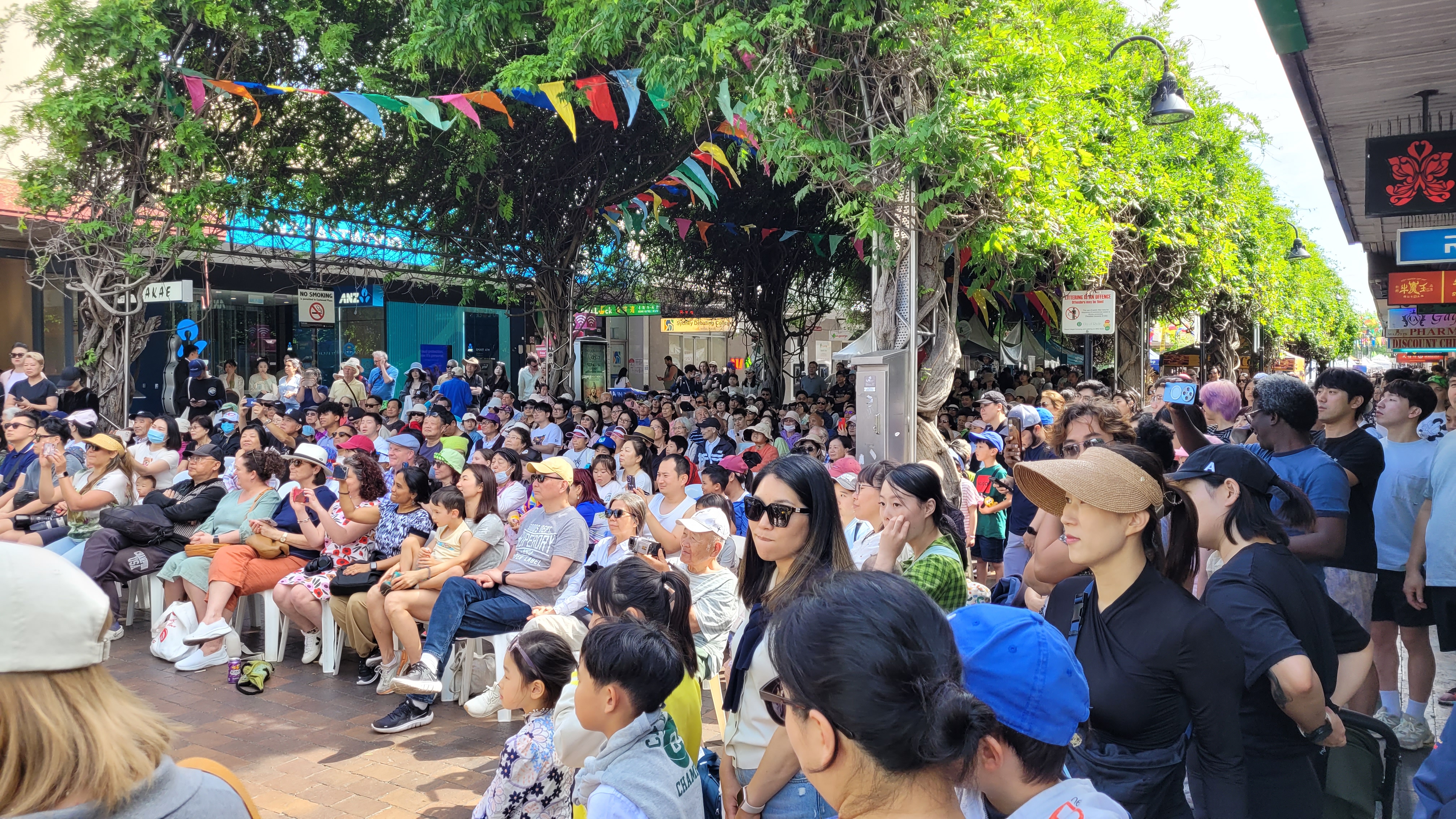 青蘋果節表演台前擠滿觀眾