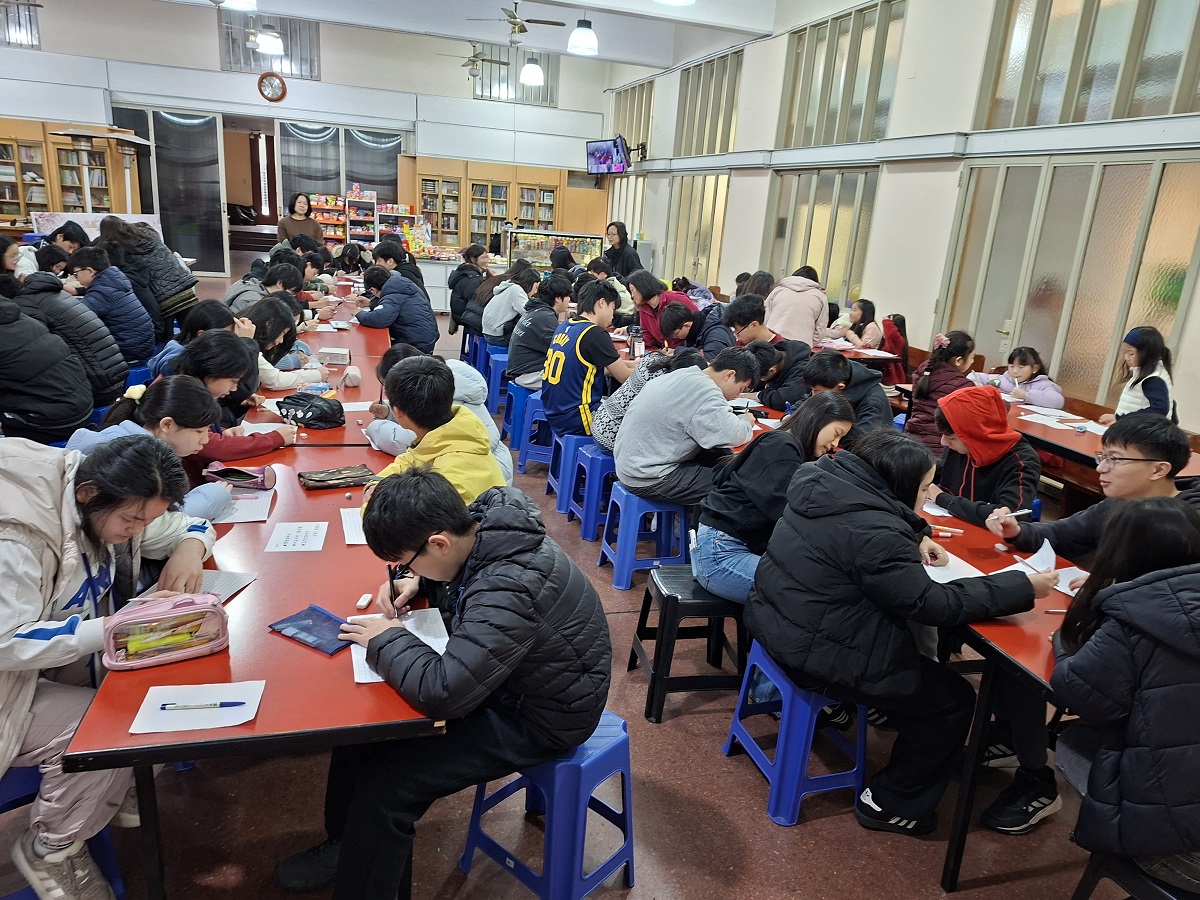 全校（小學、國高中）寫字比賽情境：鴉雀無聲、屏息凝神02