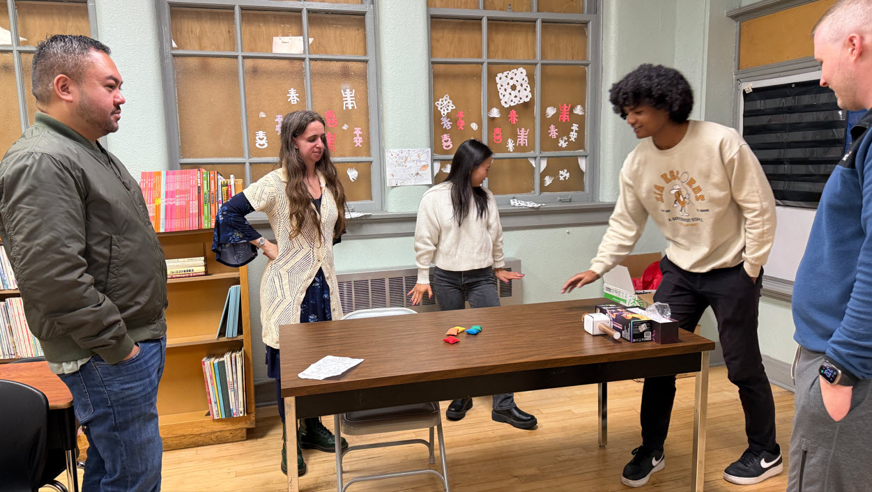 學生們開心地玩沙包遊戲