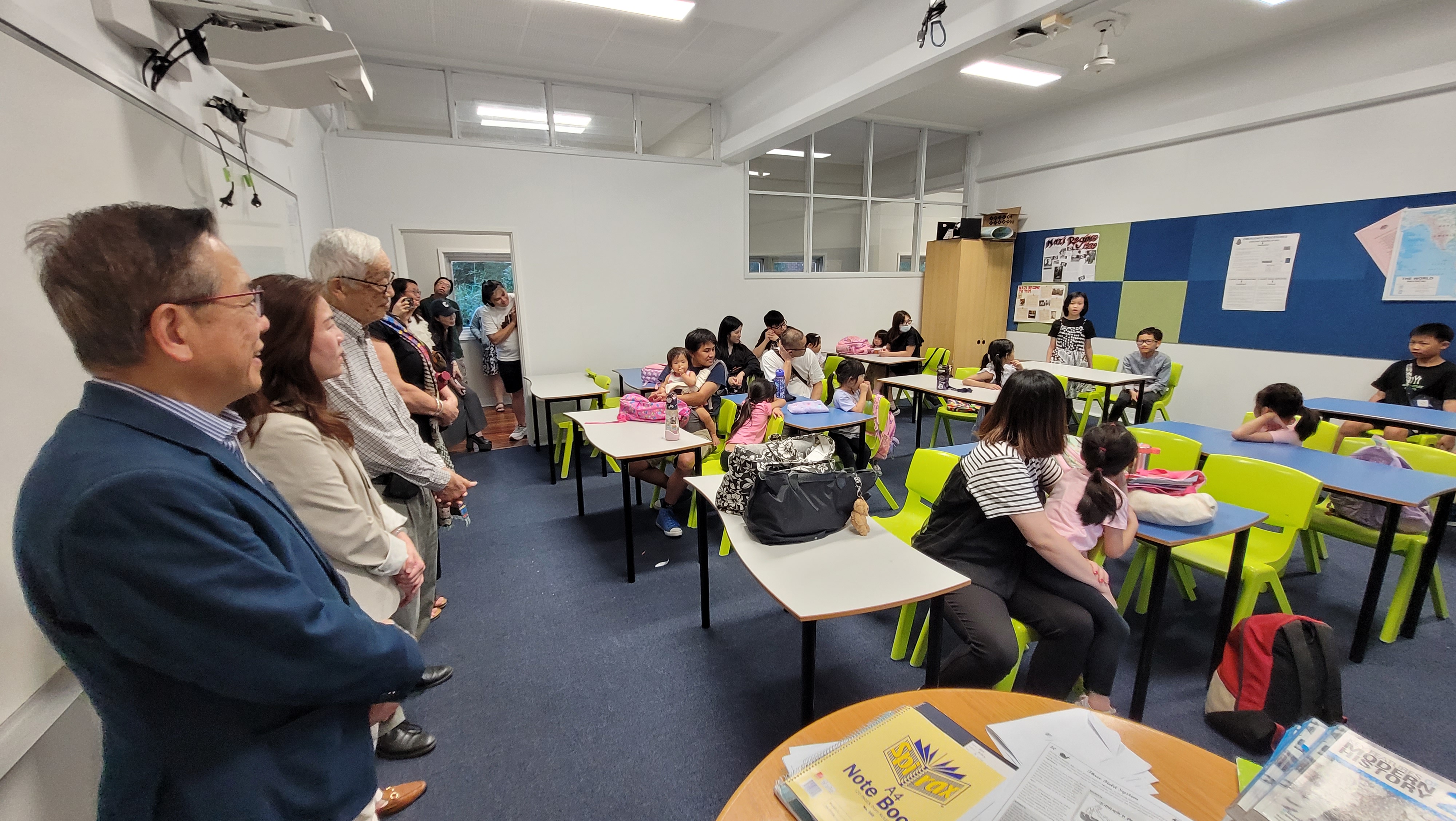 嘉賓參觀中華文化學校華語班、粵語班、華語粵語雙語班，學生逐一以三種語言介紹自己。