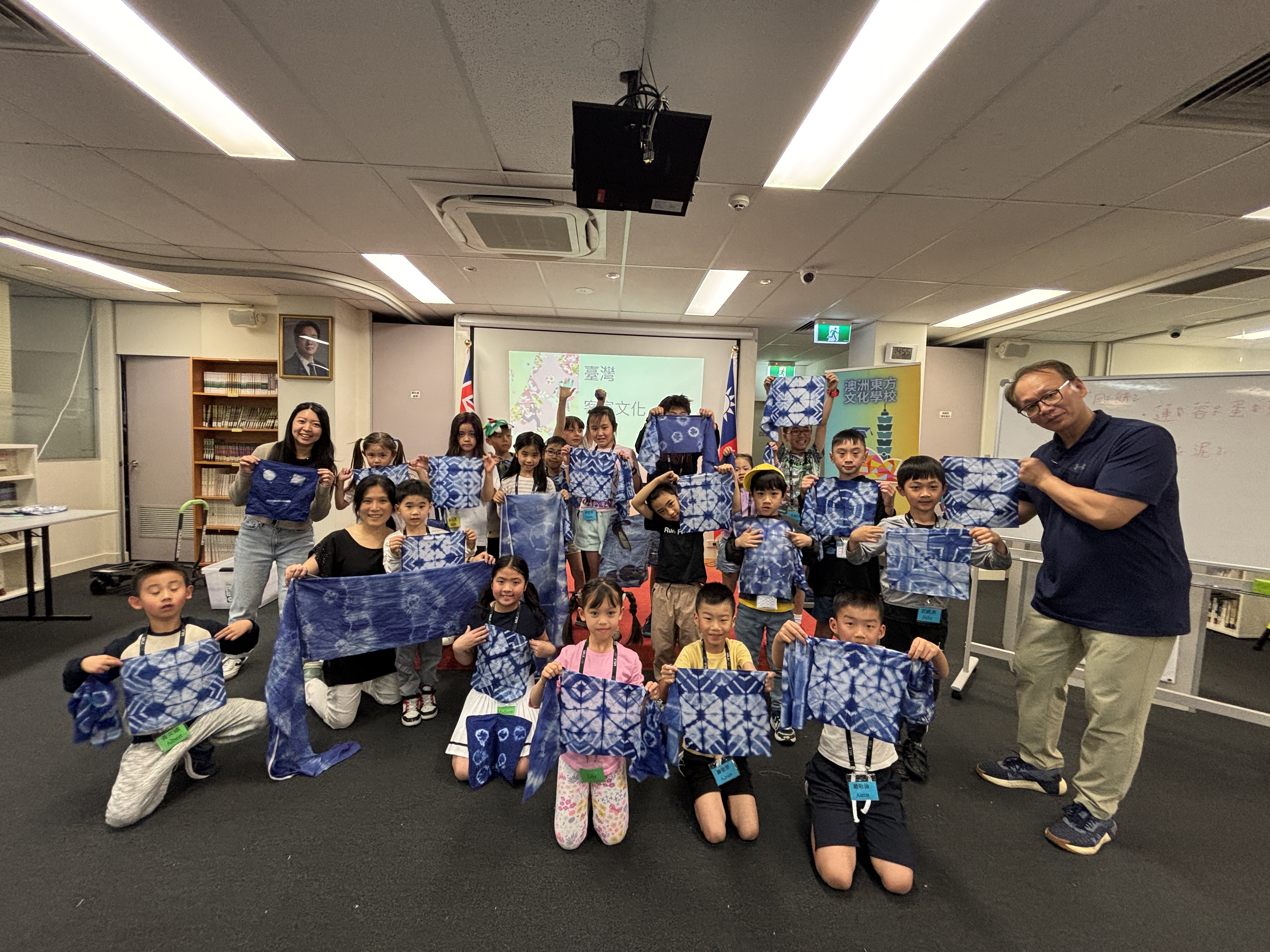 老師與學生藍染作品合影