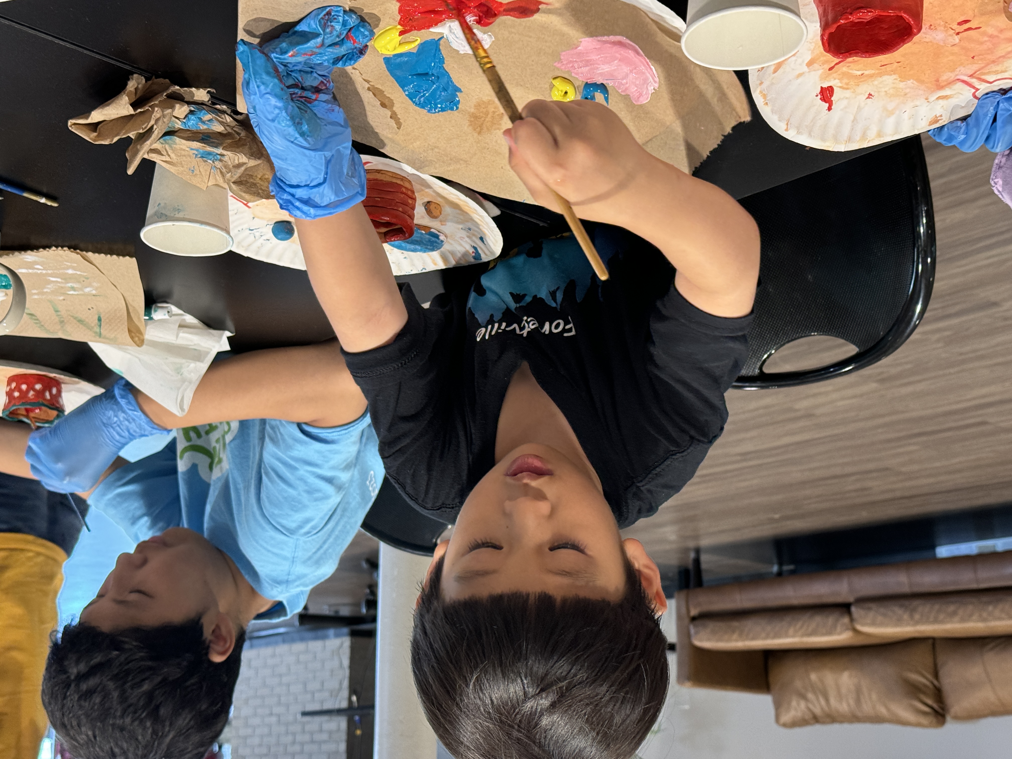 蔡言欣助教教導小孩繪製陶土