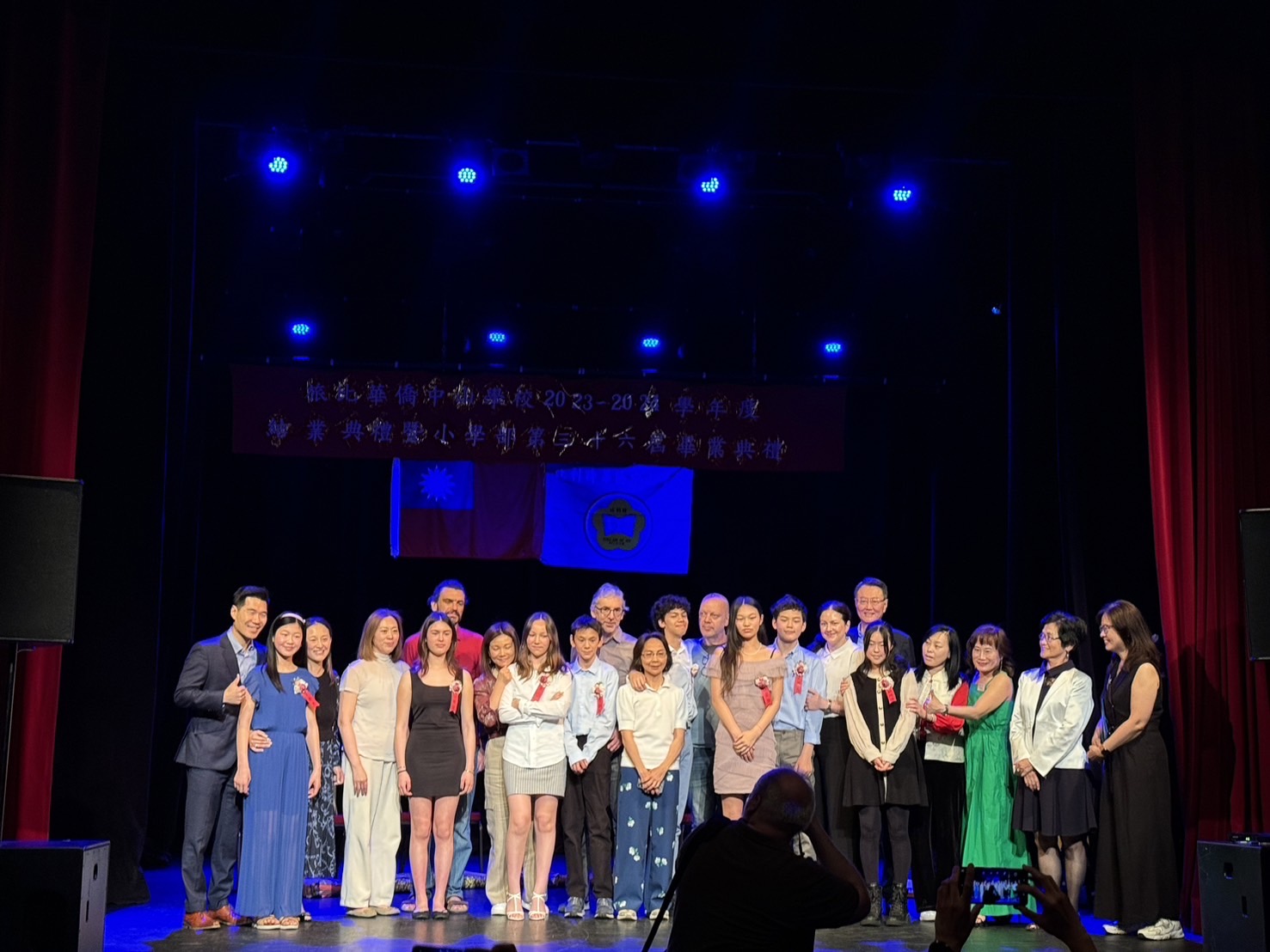 畢業生與家長大合照