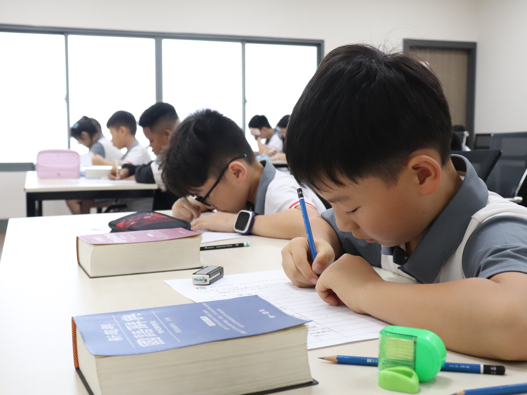 孩子專心的將文字完成。