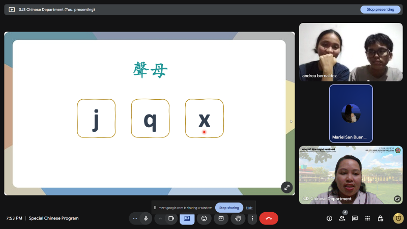 教師於線上課堂中與學生互動，指導教材內容，協助學員熟悉華語基本詞彙與句型