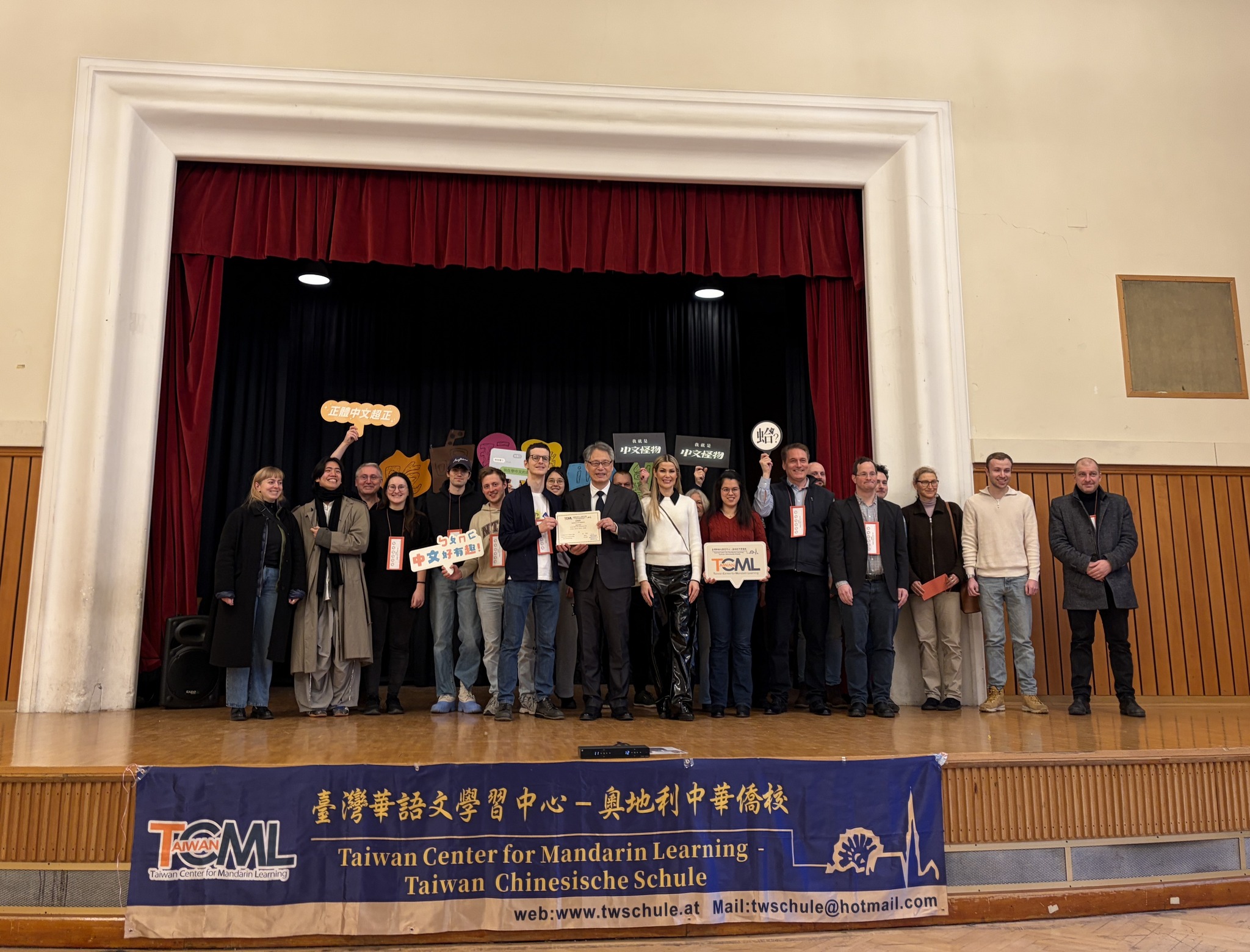 學員學習成果受肯定，開心領獎