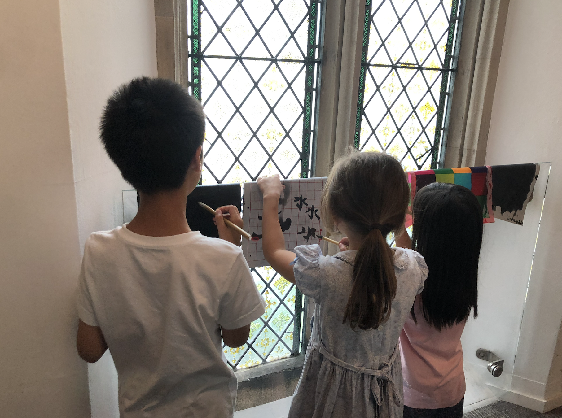 我們舉行了分組書法比賽，學生分組練習和創作，互相學習、欣賞彼此的作品，不僅增強了書法興趣，也培養了團隊合作精神。大家都很投入，活動氣氛熱烈。