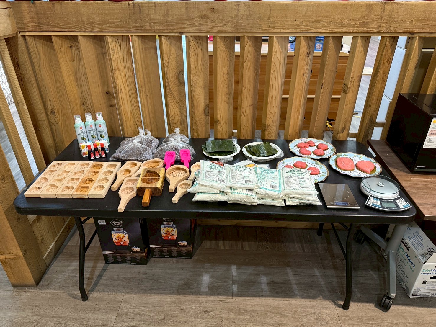 準備了各式粿的模組和30餘份量的粿食材與配料