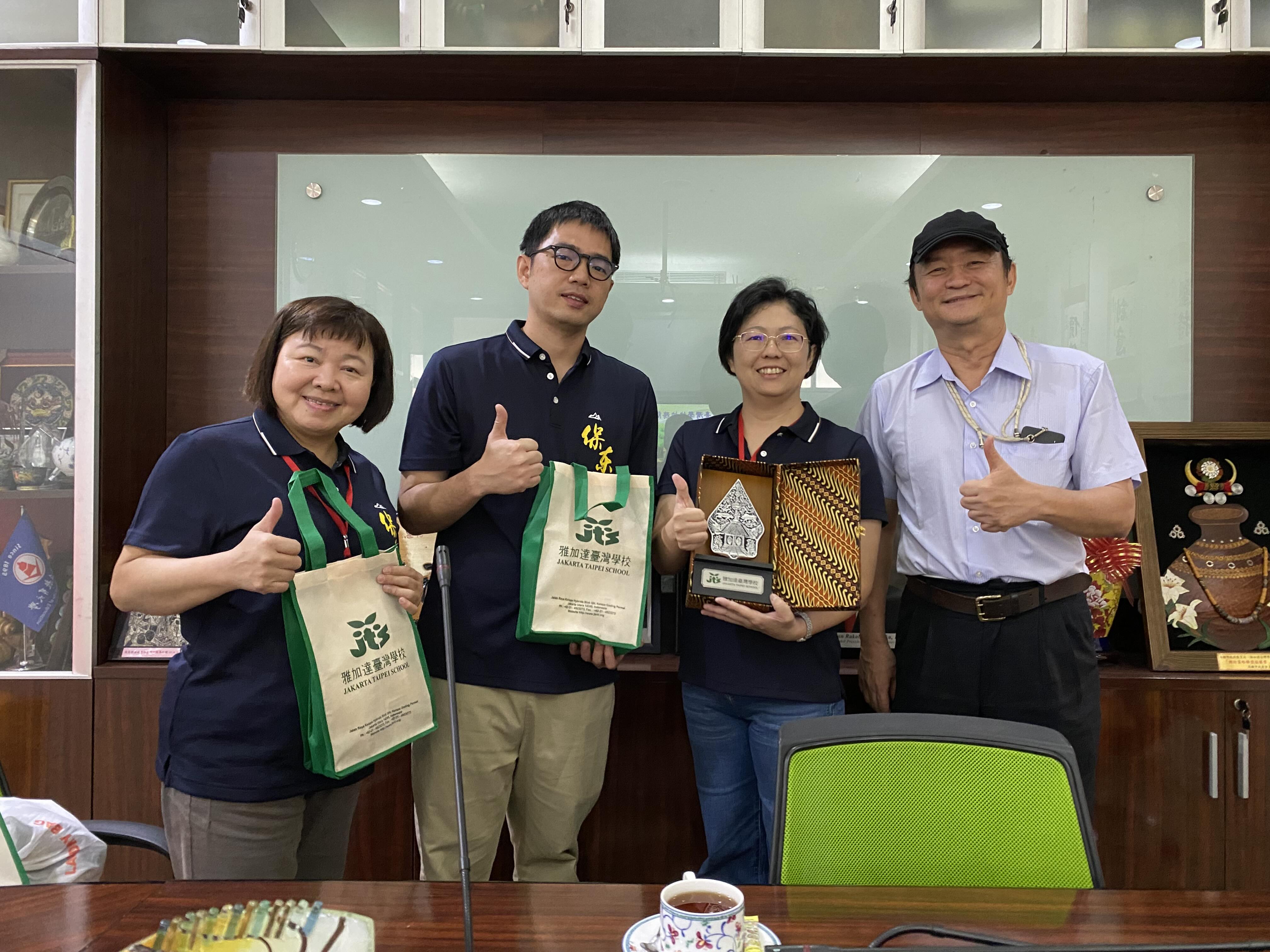 贈送保東師長紀念品