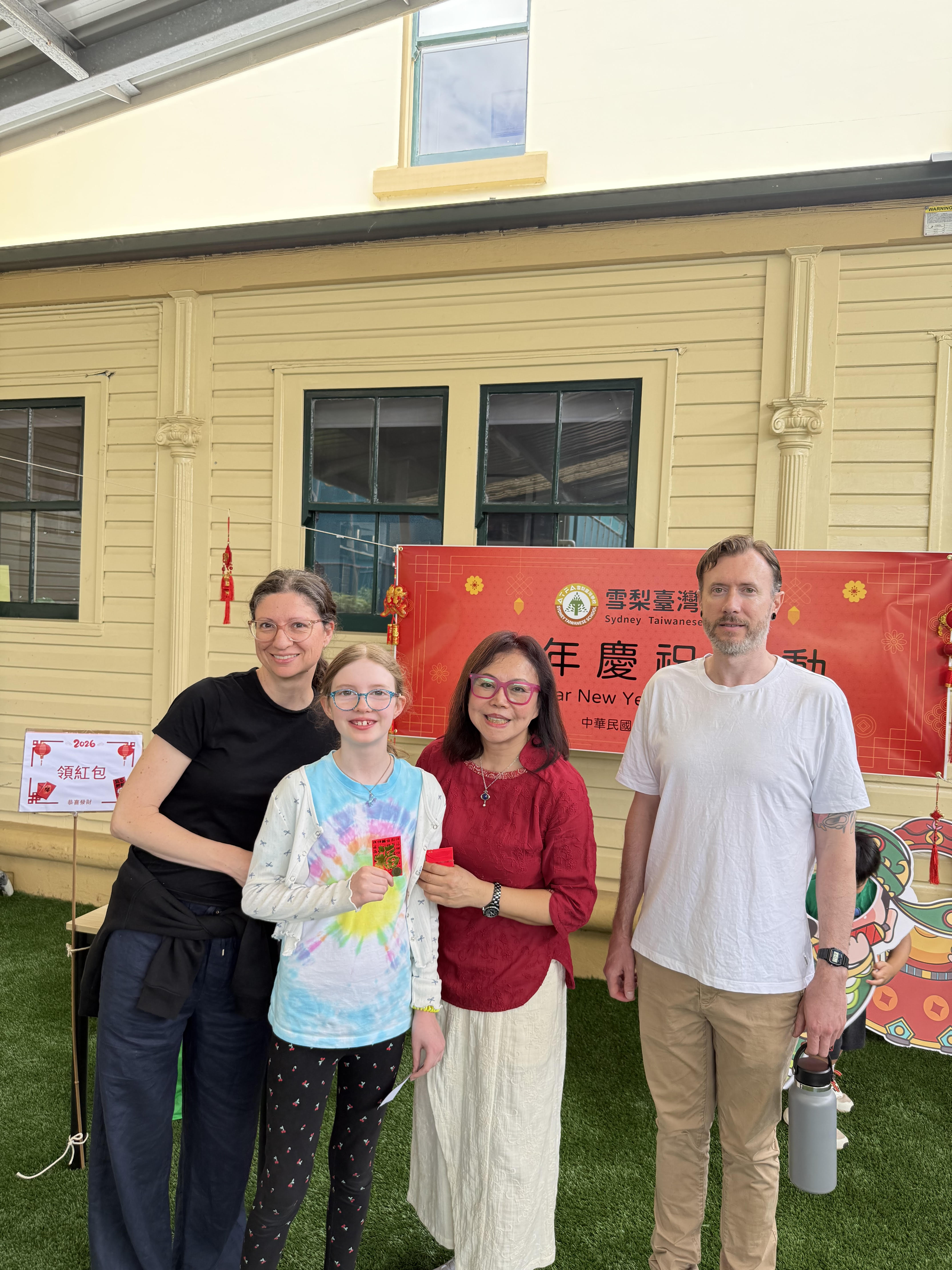 澳洲同學與爸爸媽媽一同投入新年活動，親手體驗做年糕、領紅包的農曆新年傳統，在歡笑中感受濃濃年味。