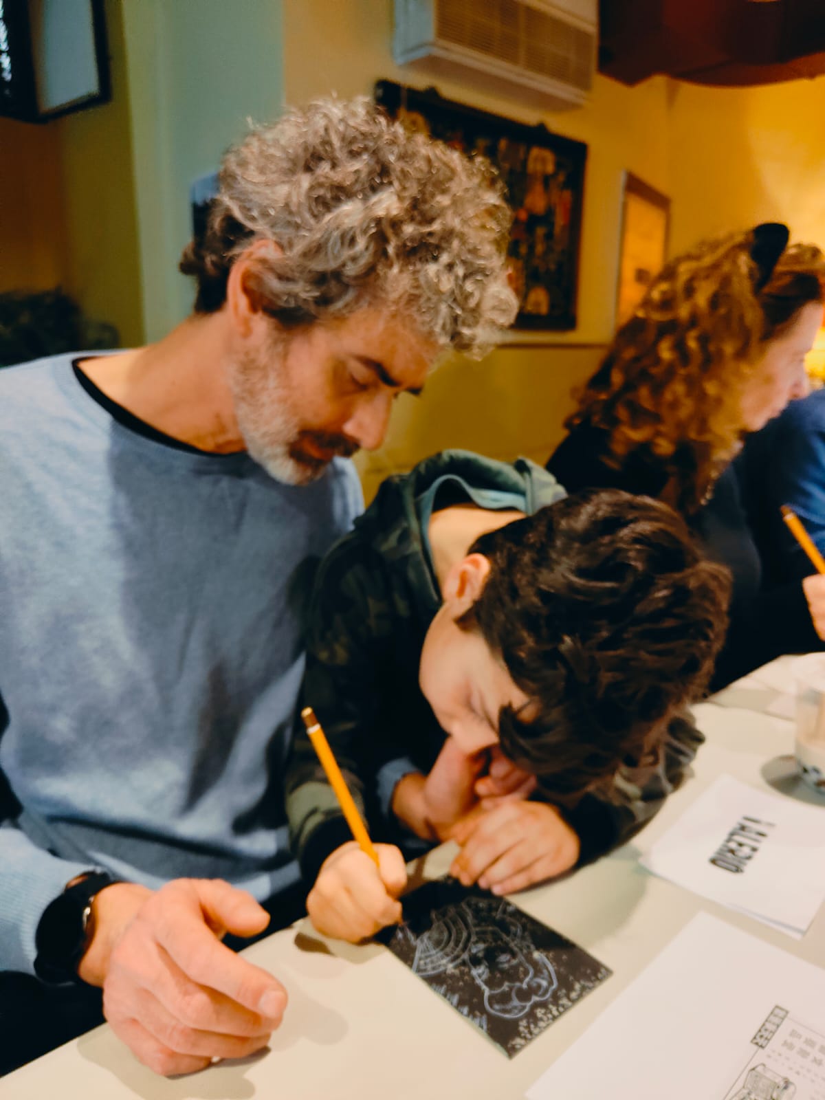 羅馬中文學校家長學生親子版畫共創，你畫、我刻、共印，共同創造和諧的家庭、社會