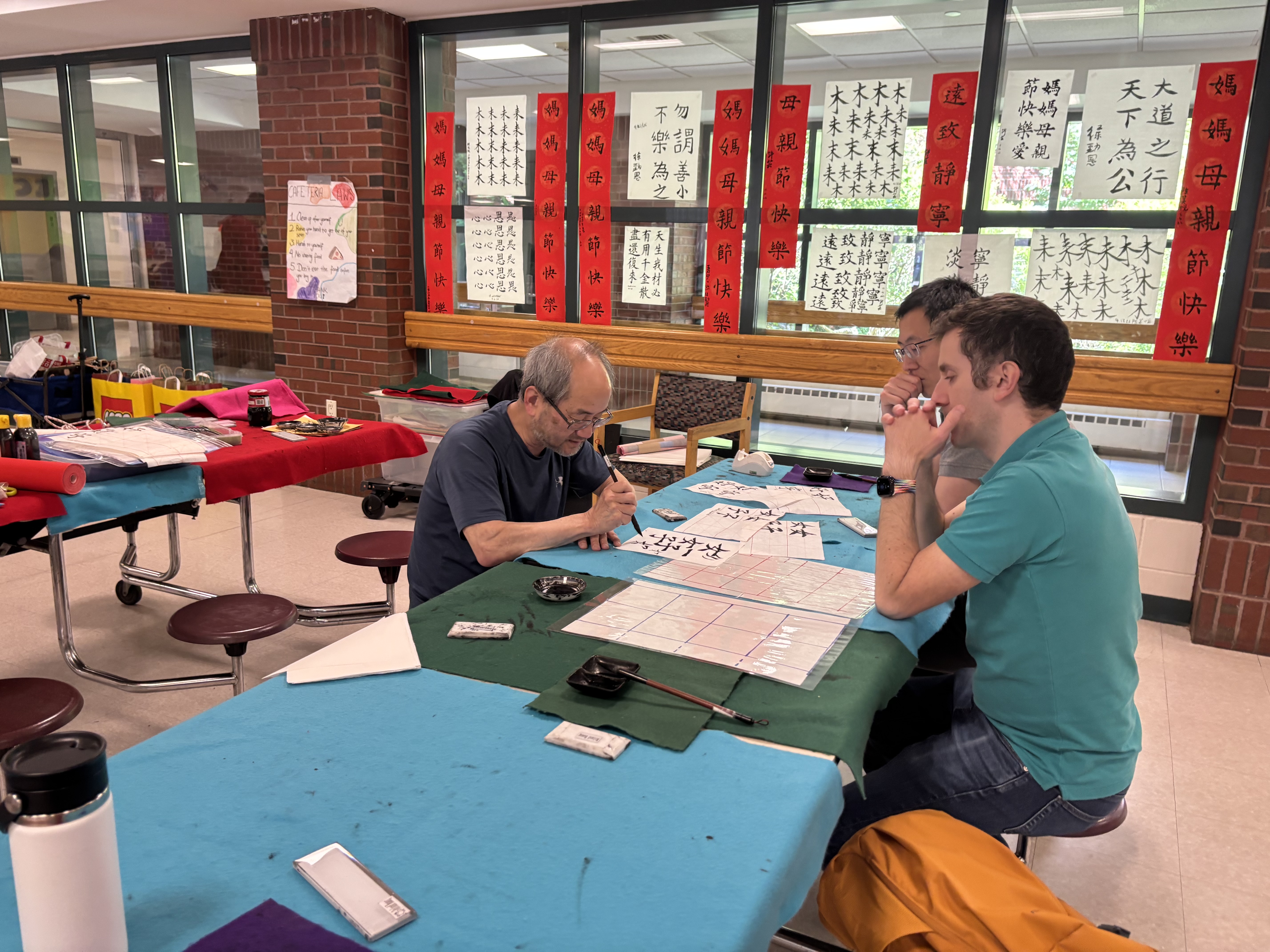 黃明嘉老師現場揮毫 親自指導學生書寫