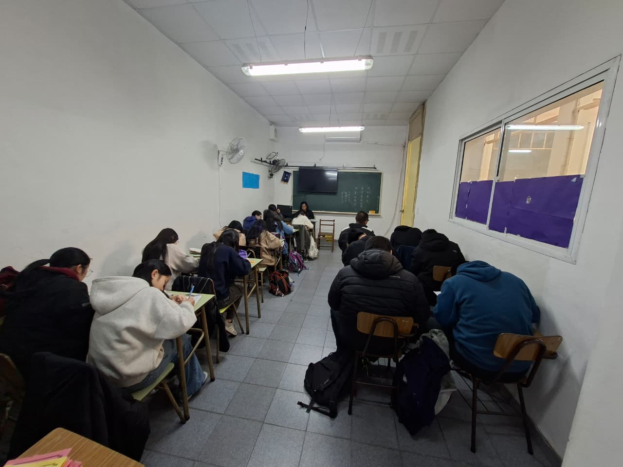 學生認真書寫作文