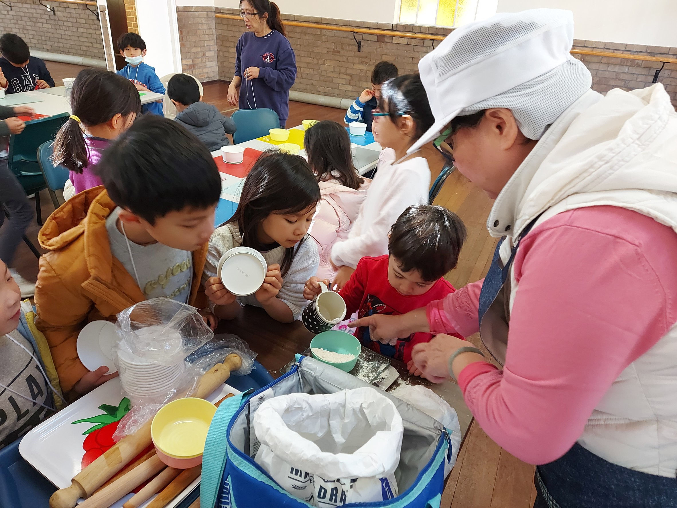 專心聽解說的小朋友