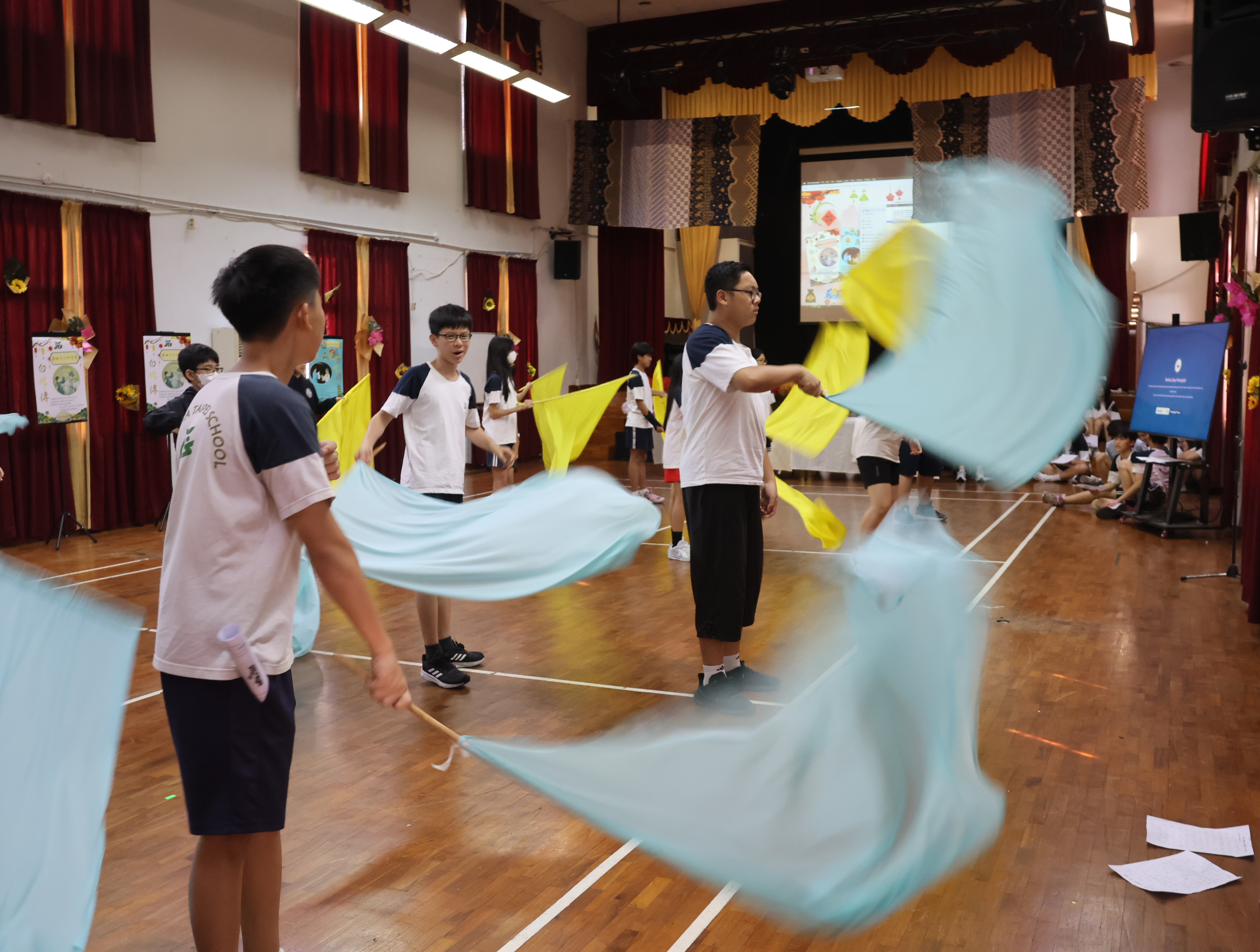 中學部同學揮動水旗