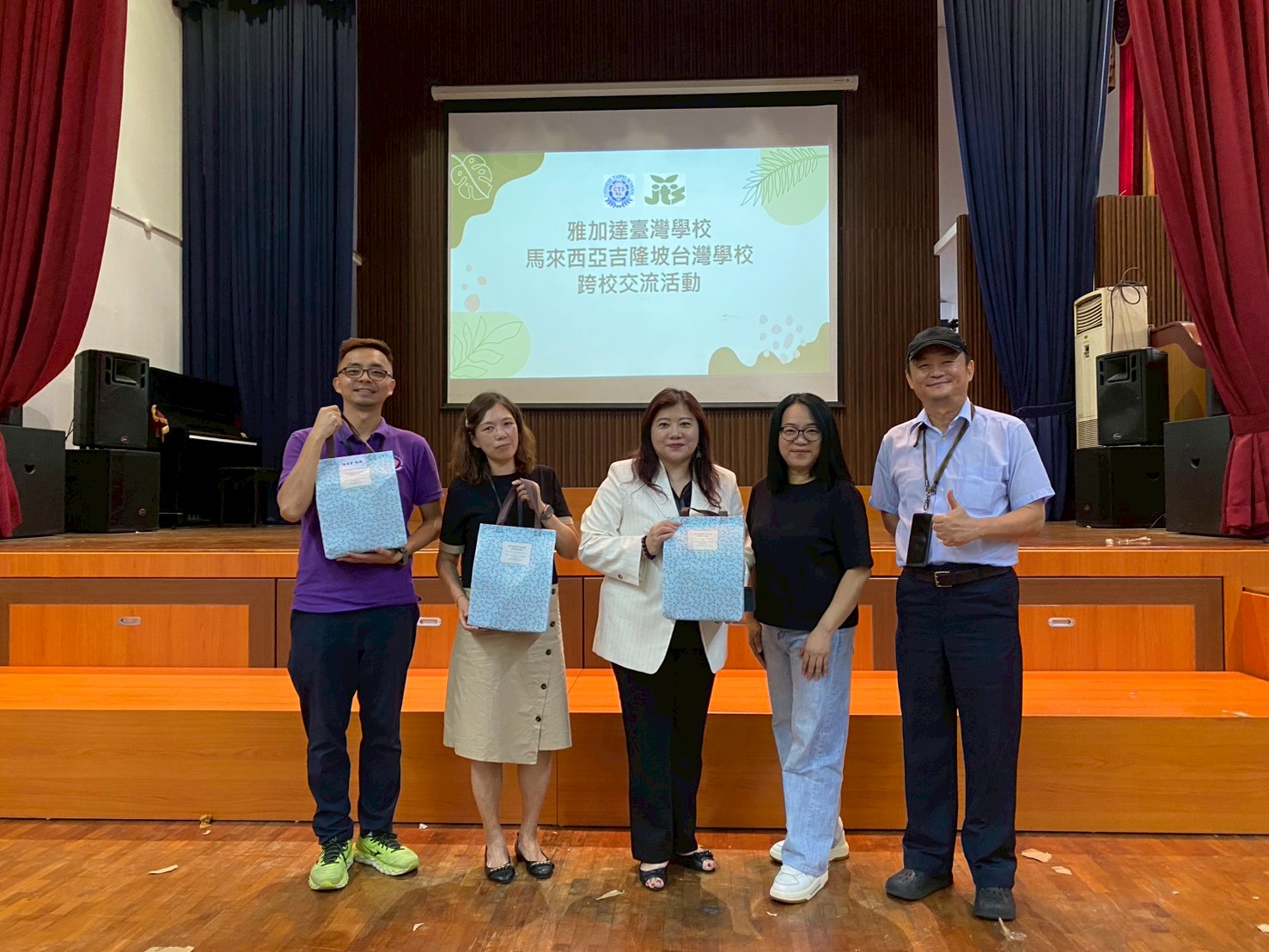 右二劉金英會長致贈禮品歡迎