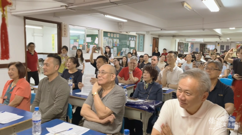 現場評審與觀眾專注觀賞演出