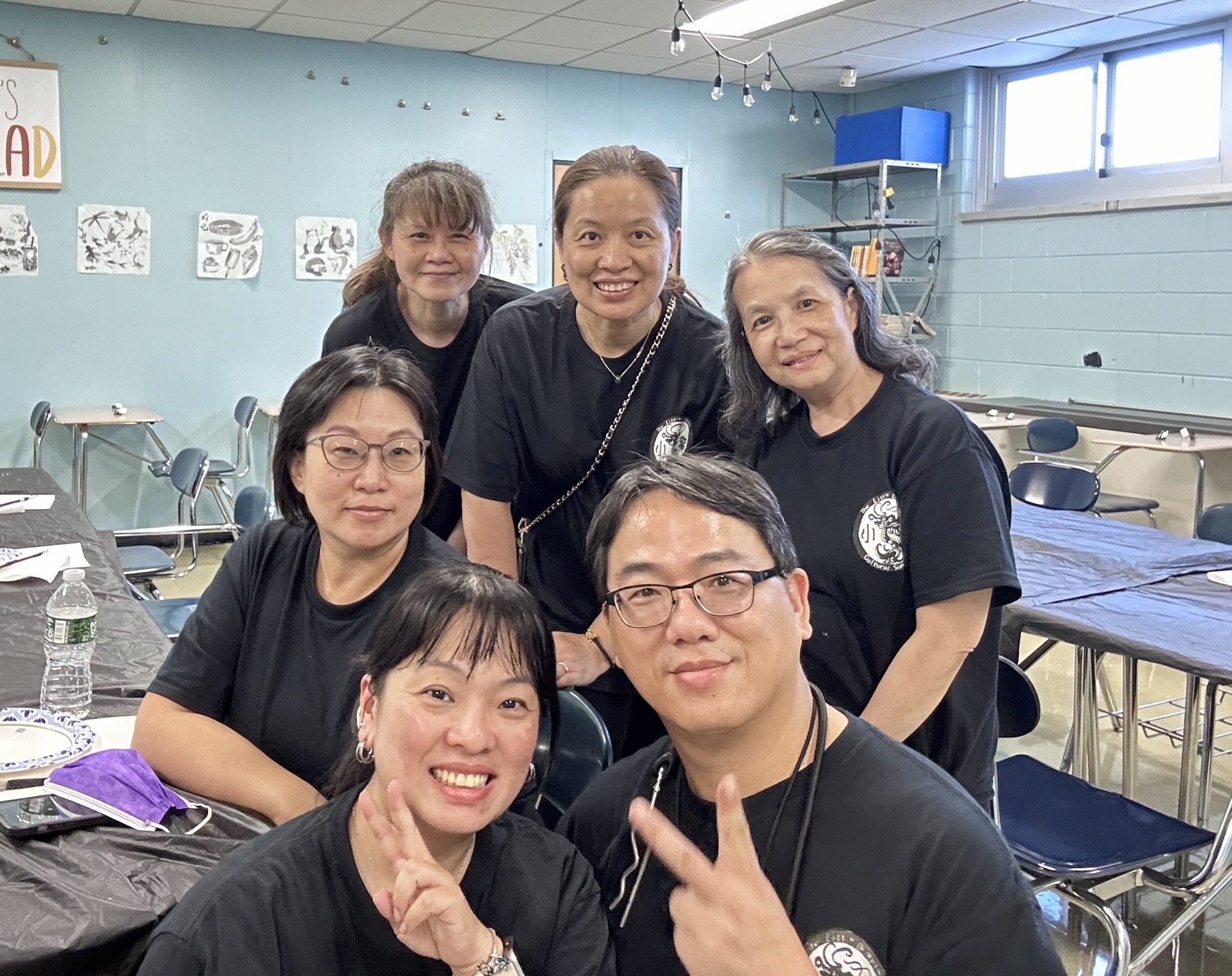 志工群與手工藝及毛筆畫老師們的合照