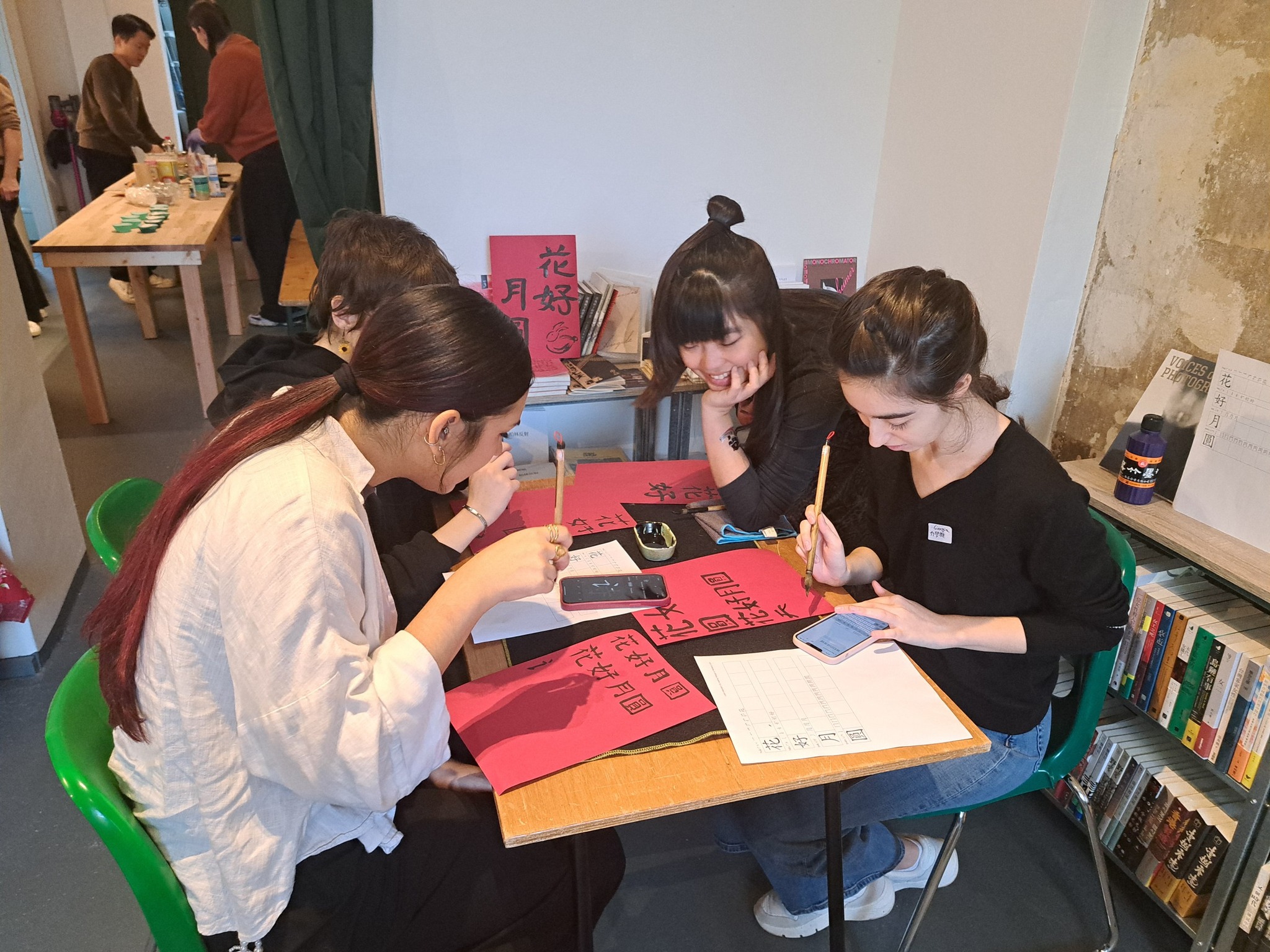 德國學生們第一次拿毛筆也是有趣的模仿書寫