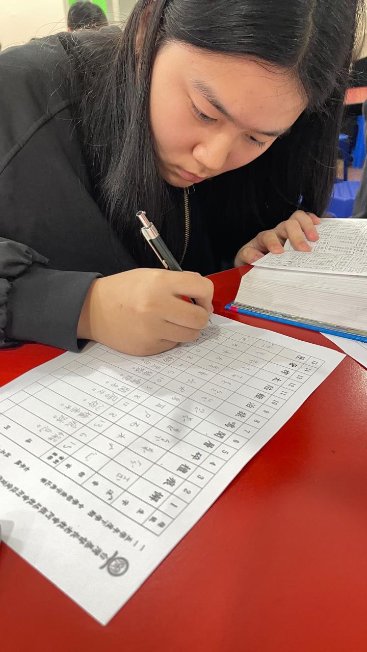 學生工整的查字典試卷01