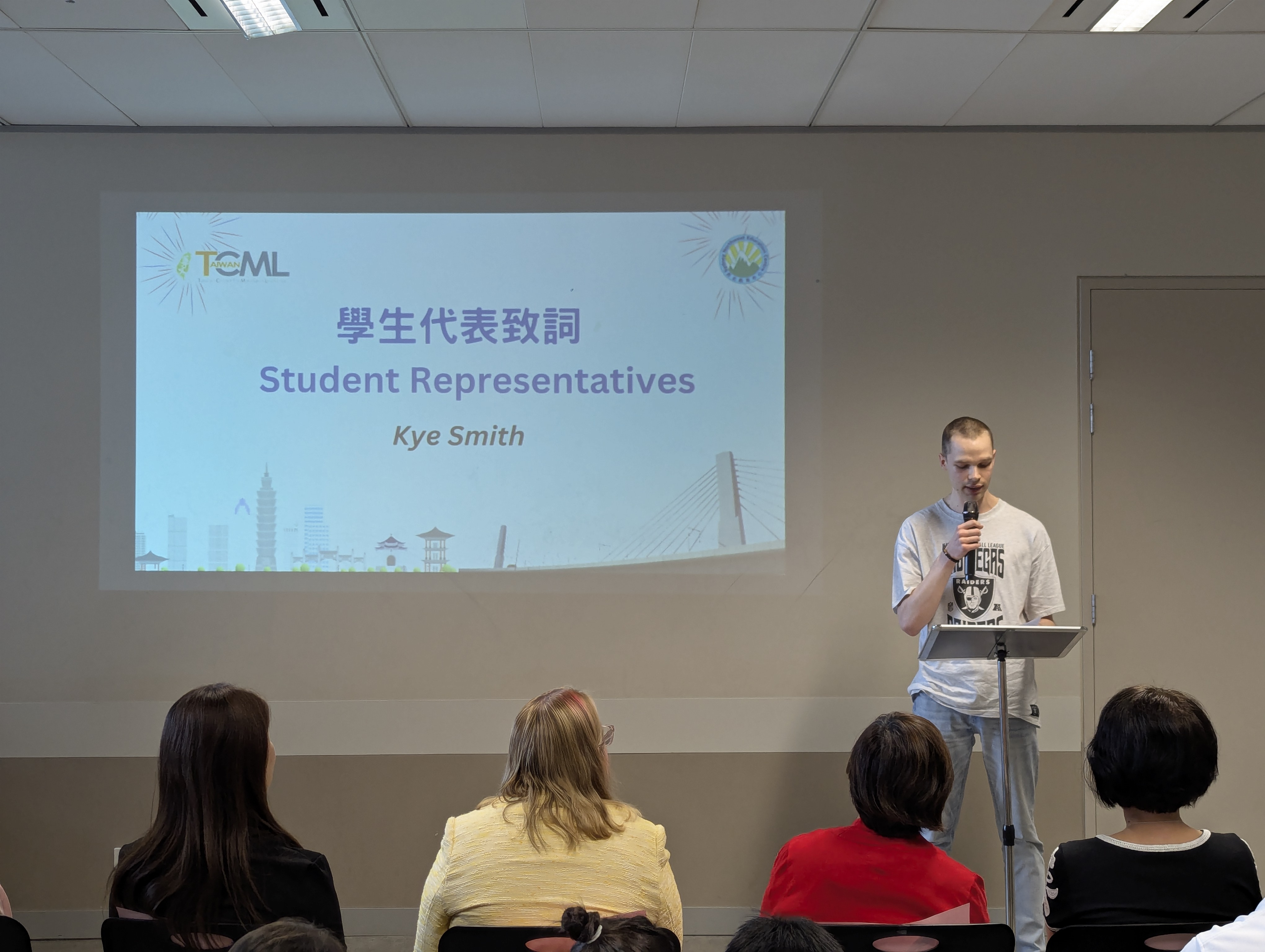 成人班學員 Kye Smith 以流利中文分享學習歷程，展現中心高品質的教學成果。