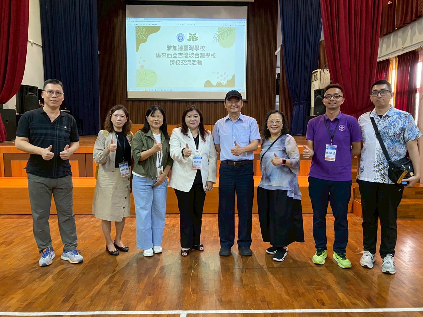 右三宋淑娟校長、右四張晉福校長、右五鄭雅芬校長與幹部合影