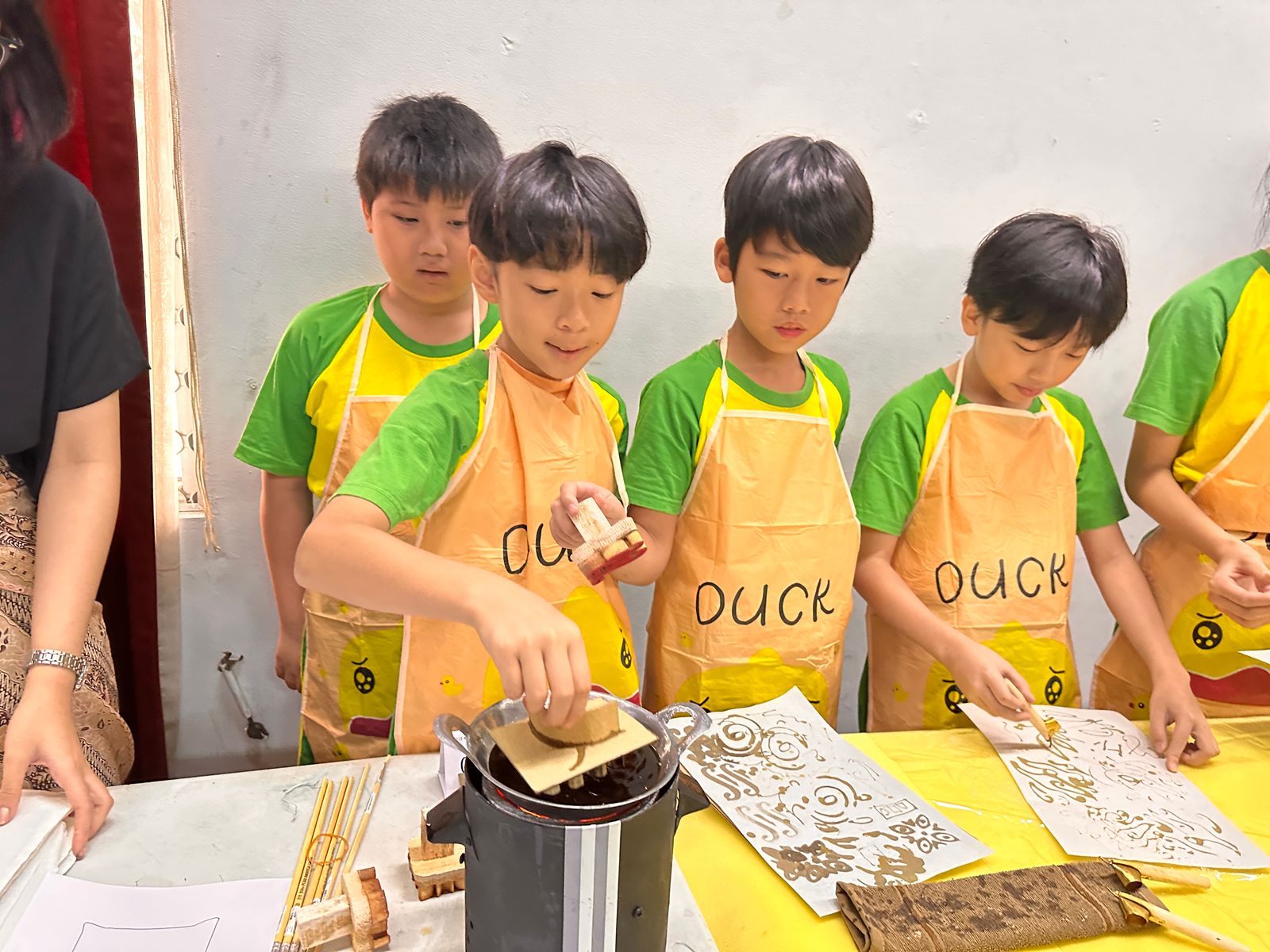 學生們在作品上蠟