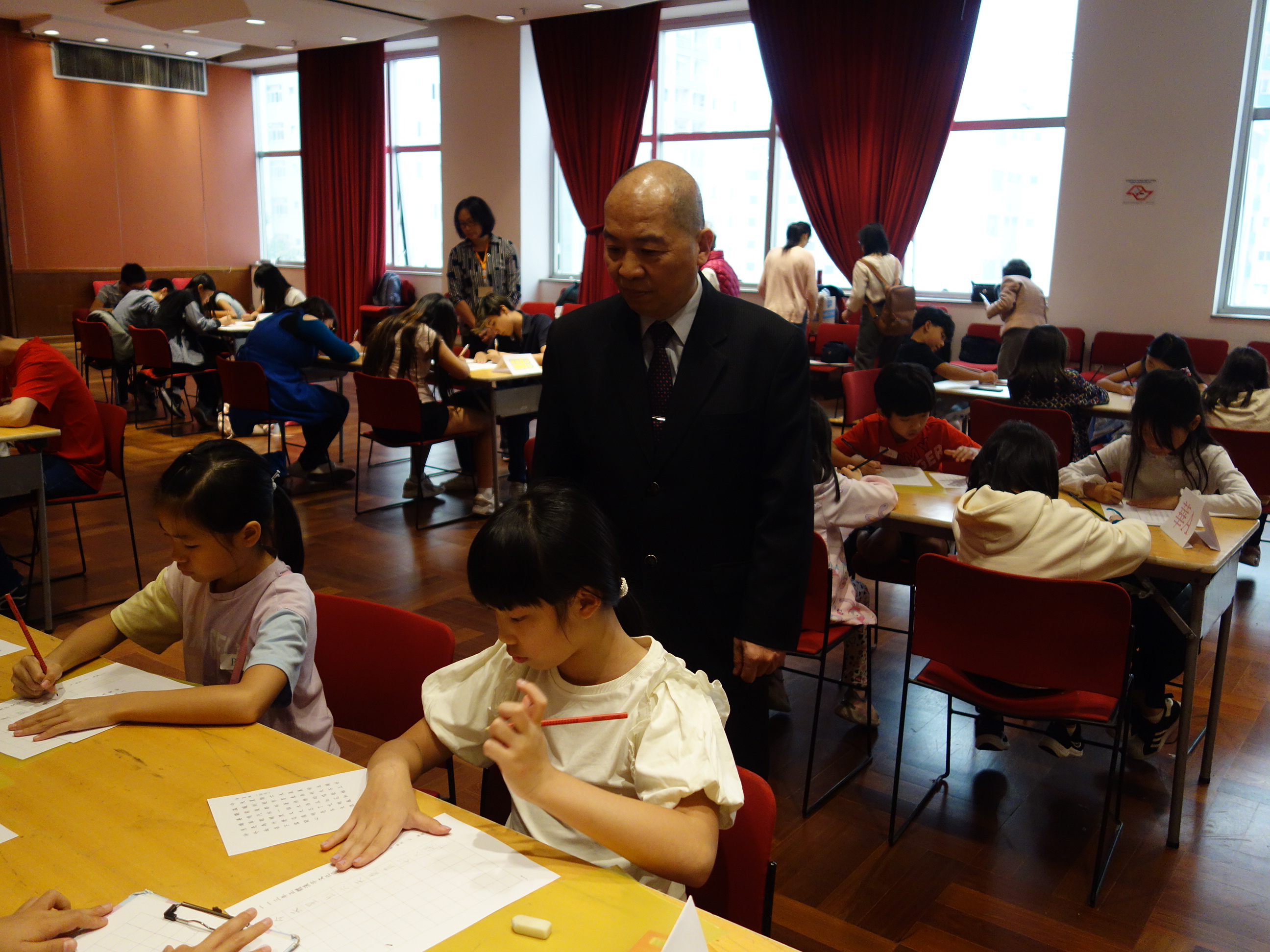 會長林志孟至現場為參賽學生加油打氣