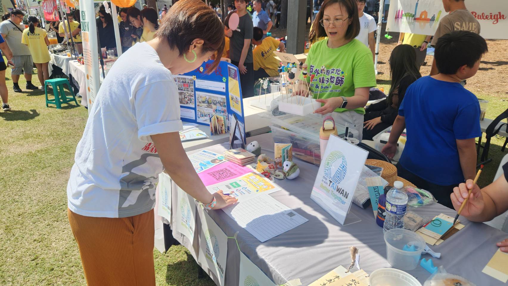 攤位上宣傳i僑卡及支持臺灣參與聯合國等