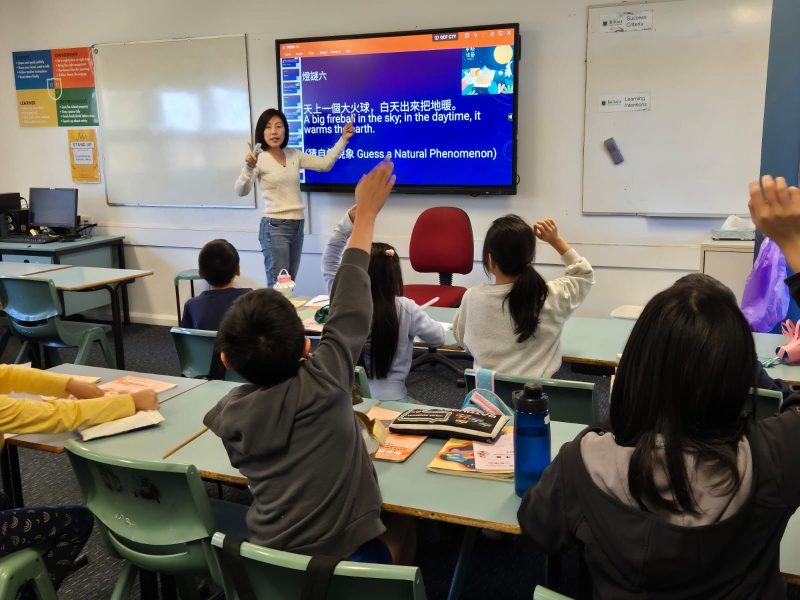 老師和學生在猜燈謎