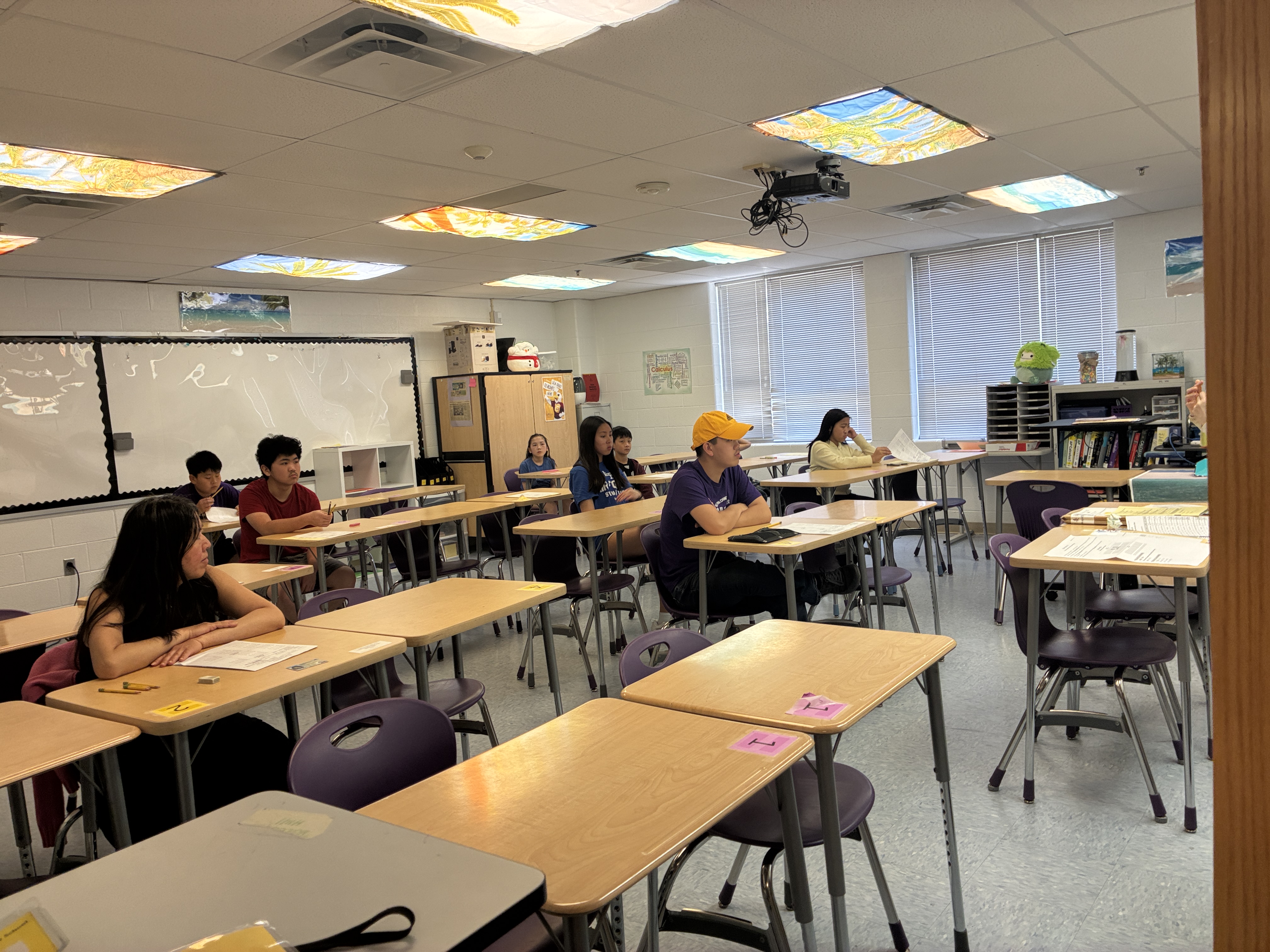 考生專心聽取考場要點說明，為測驗做好充分準備