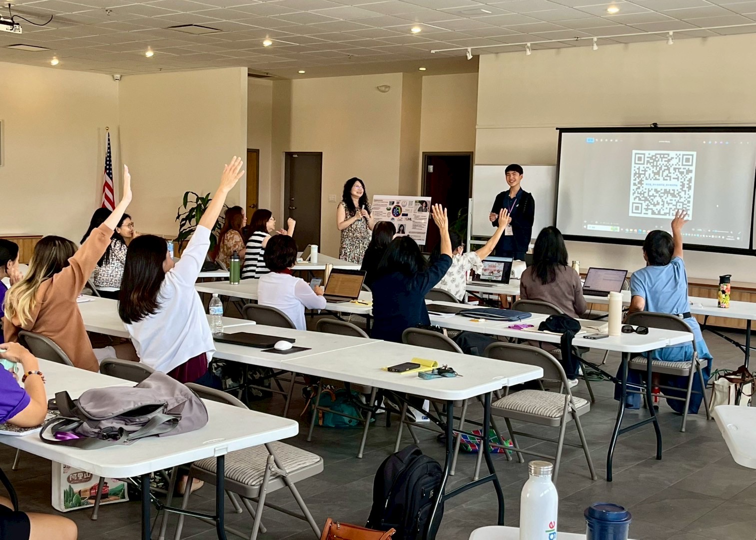 老師們踴躍舉手參與討論