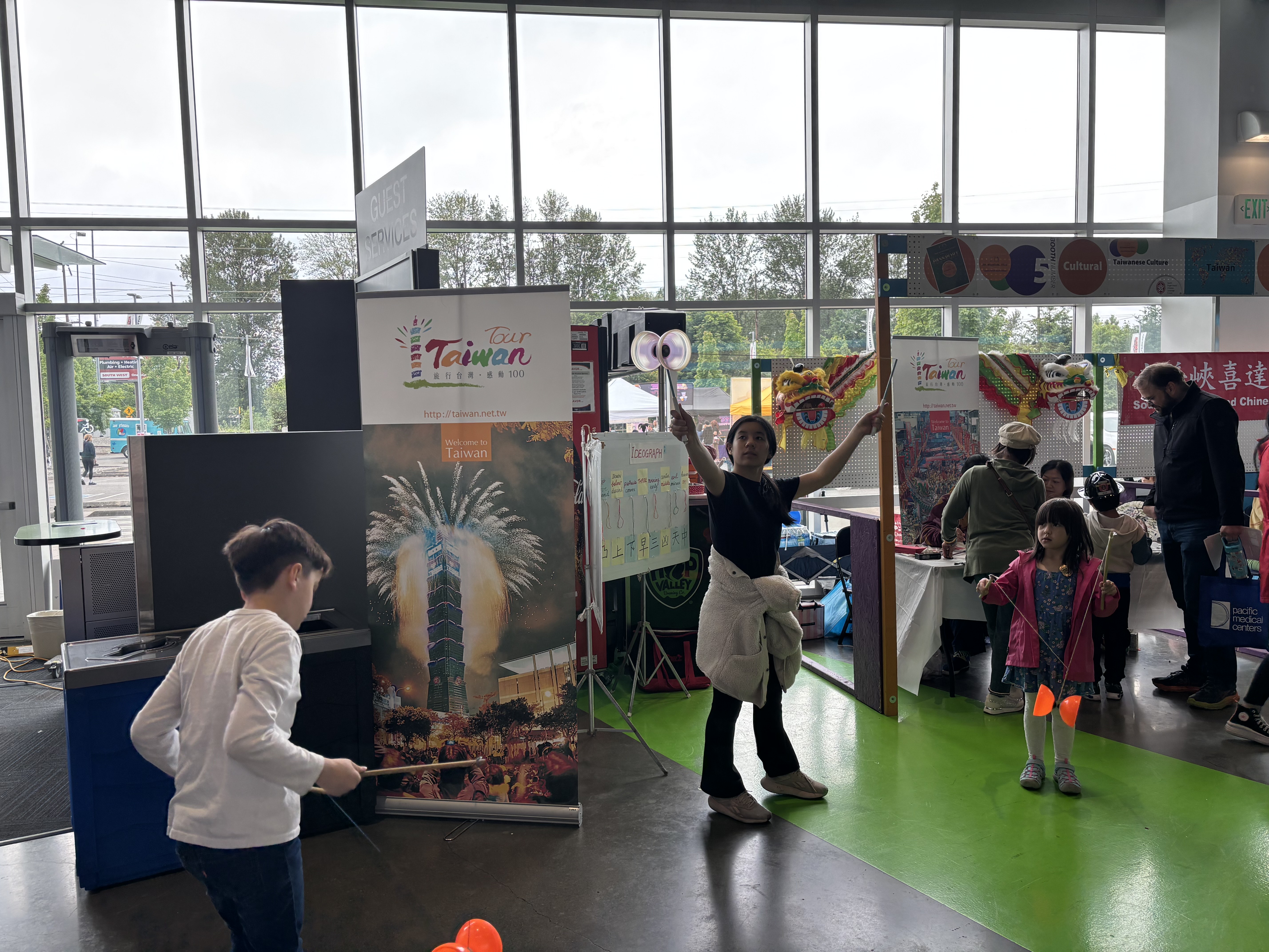 劉玉婷同學現場扯鈴表演及教學深受年輕學生的喜愛