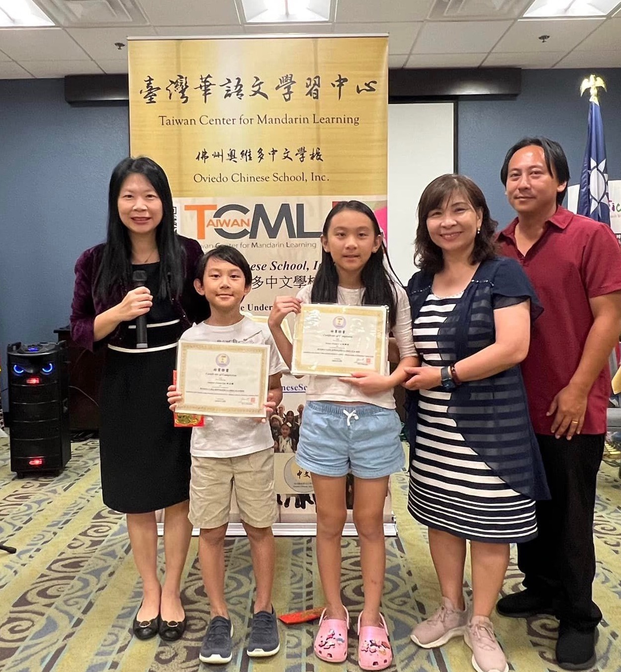 僑務秘書劉敏如及佛州奧維多中文學校創辦人林哲光、校長林雅琪頒發獎狀及結業證書