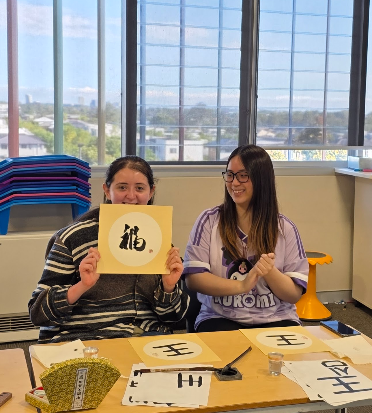 黎老師將親筆書寫的「福」字贈予學生，象徵幸福與美好的祝願，為活動劃下溫馨句點