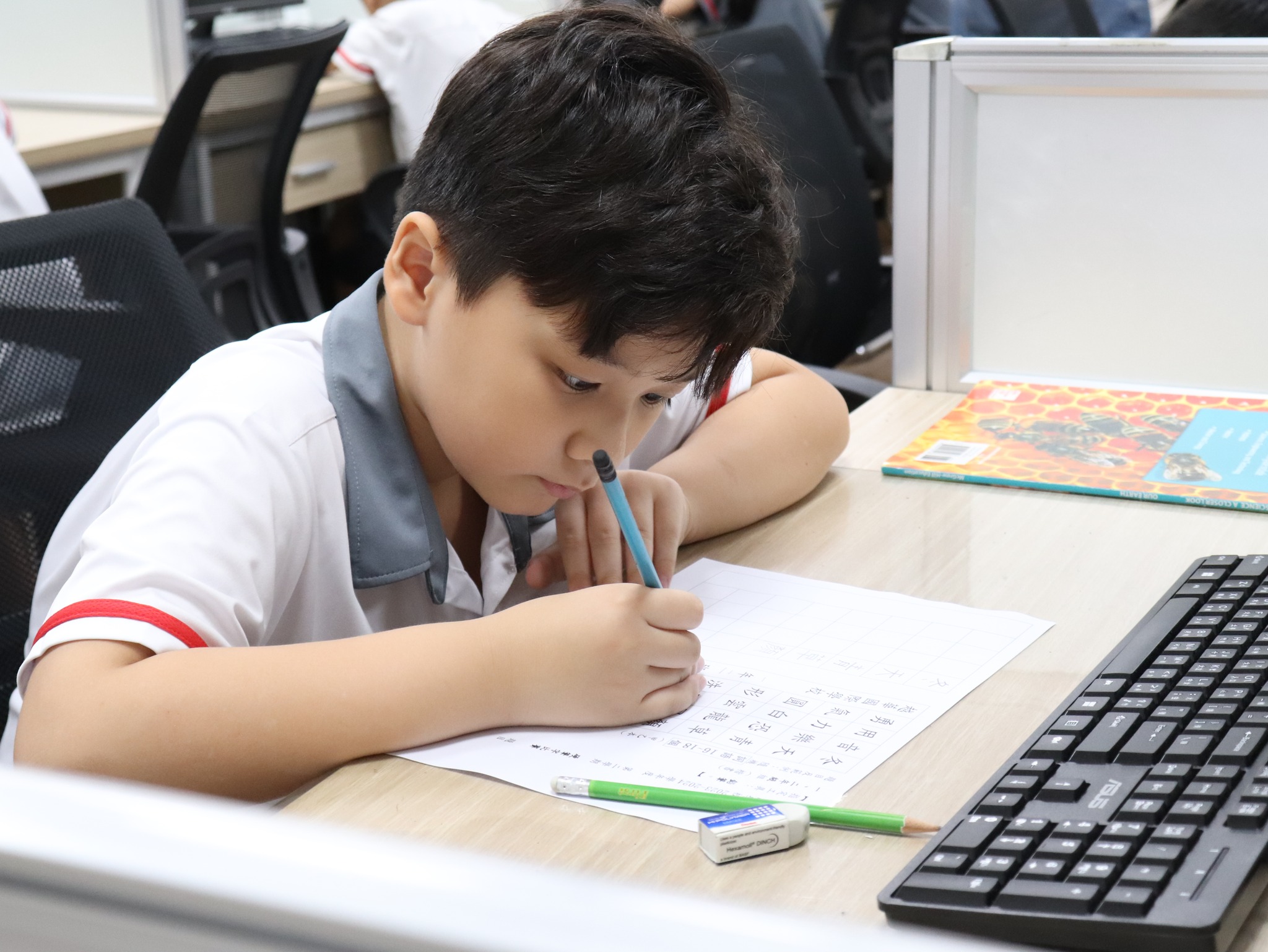 孩子專心的將文字完成。