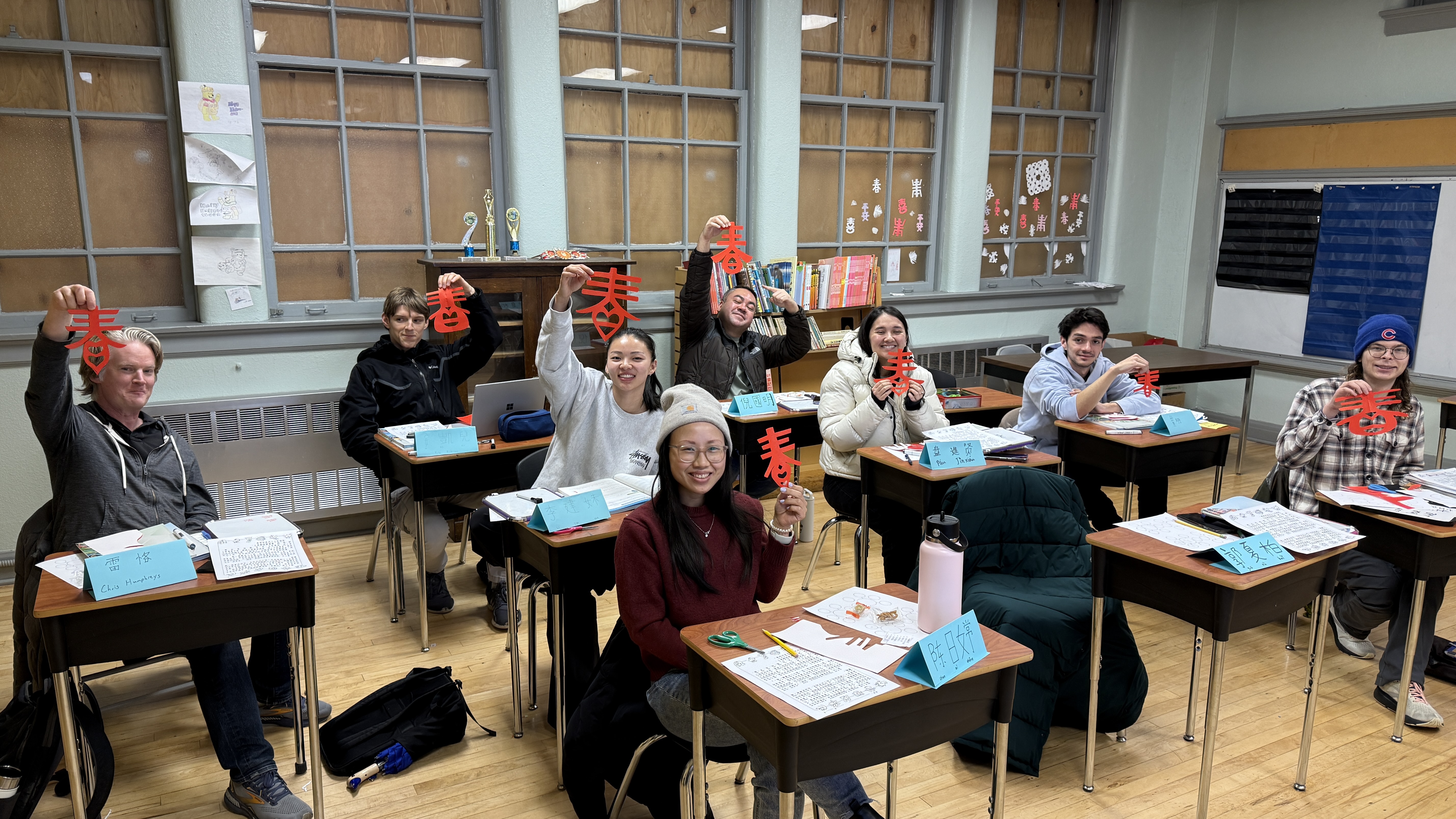 學生完成了春節剪紙活動