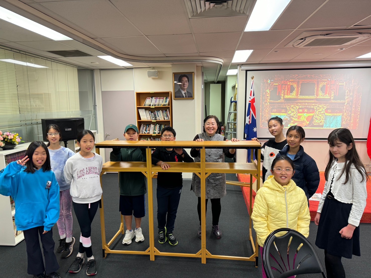 陳啟鈺老師和同學合影