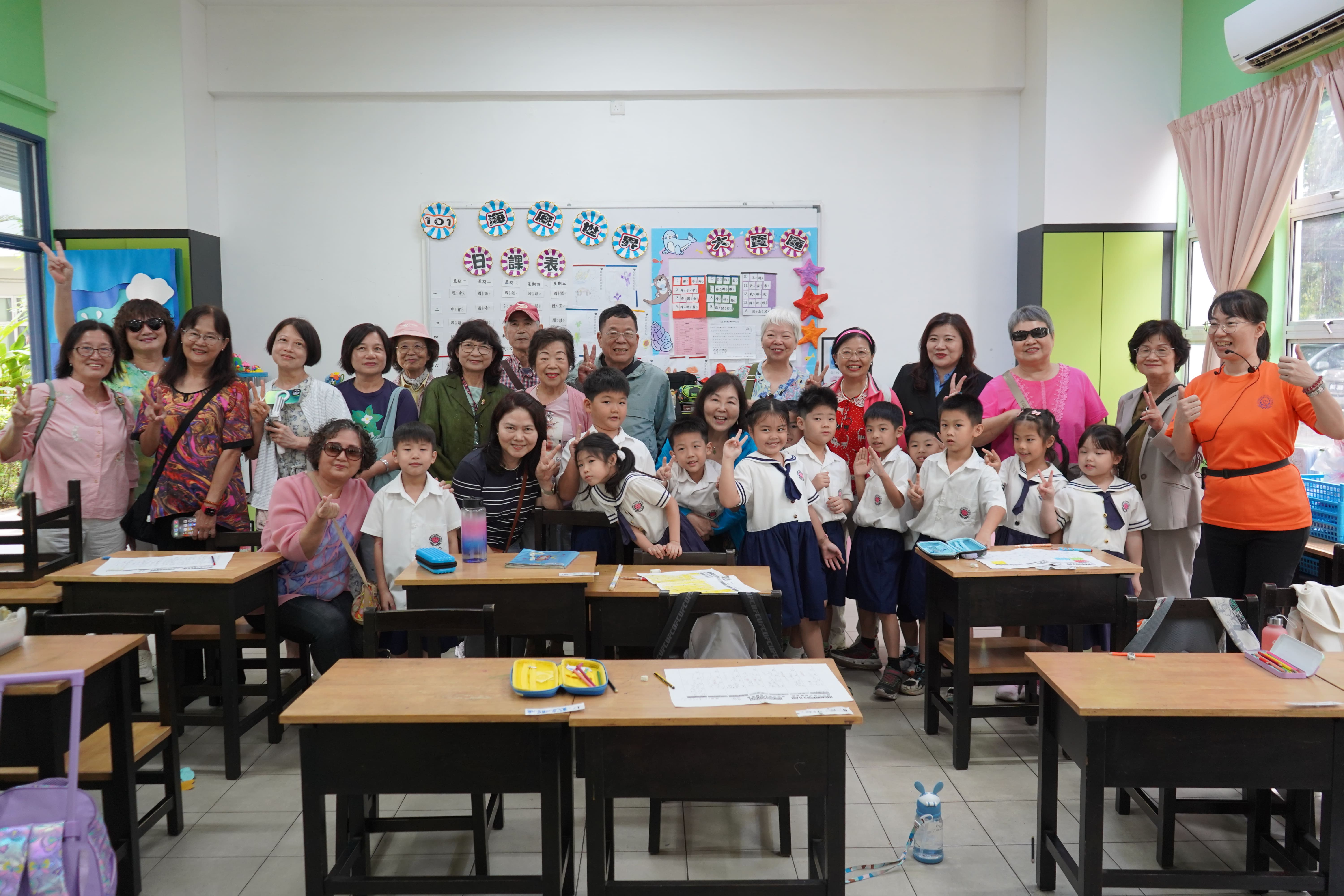 師長團與小一班同學合影