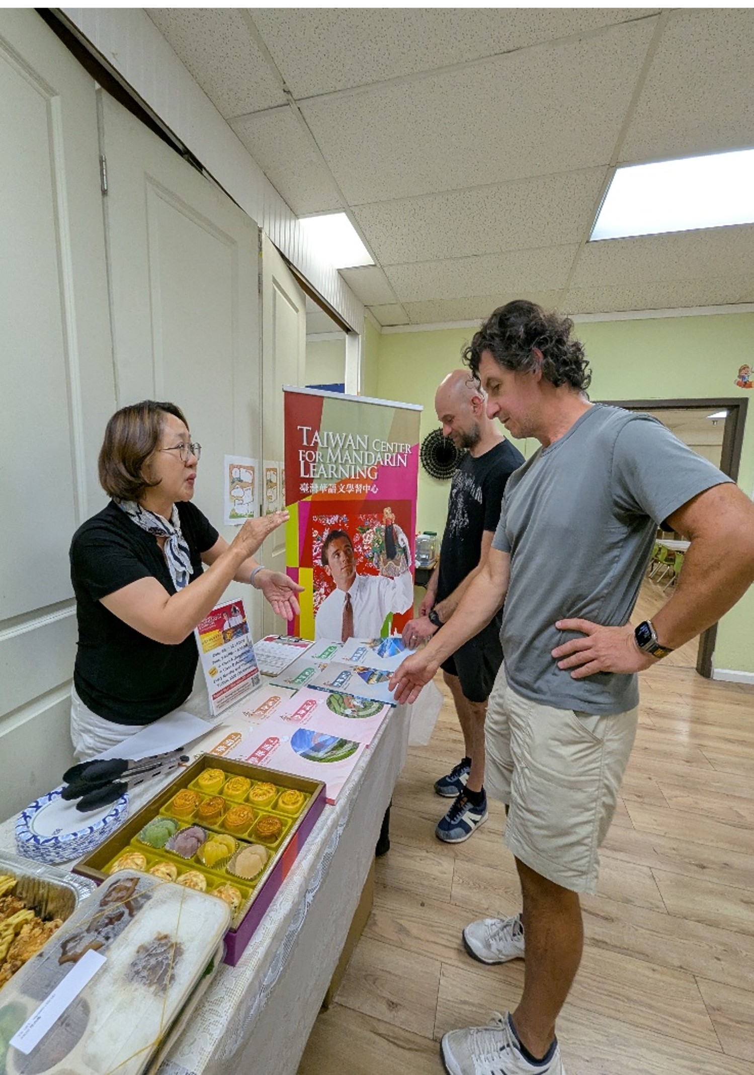 授課老師李梅英親切地為招生會來賓講解課程重點。