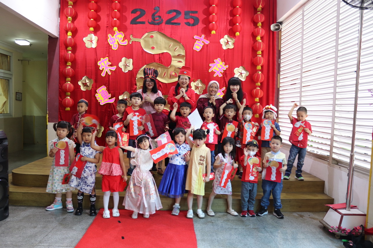 孔雀班全體師生來拜年