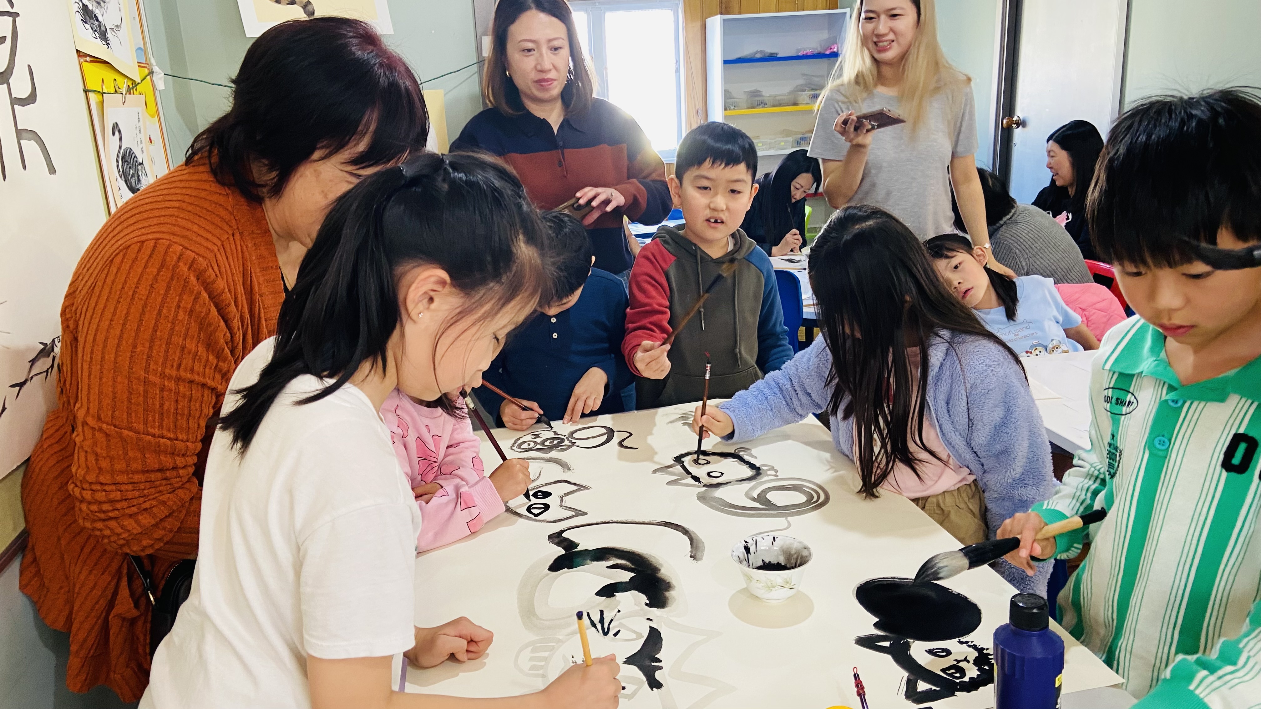 幾個有自信的孩子集體創作，家長也忍不住拍照