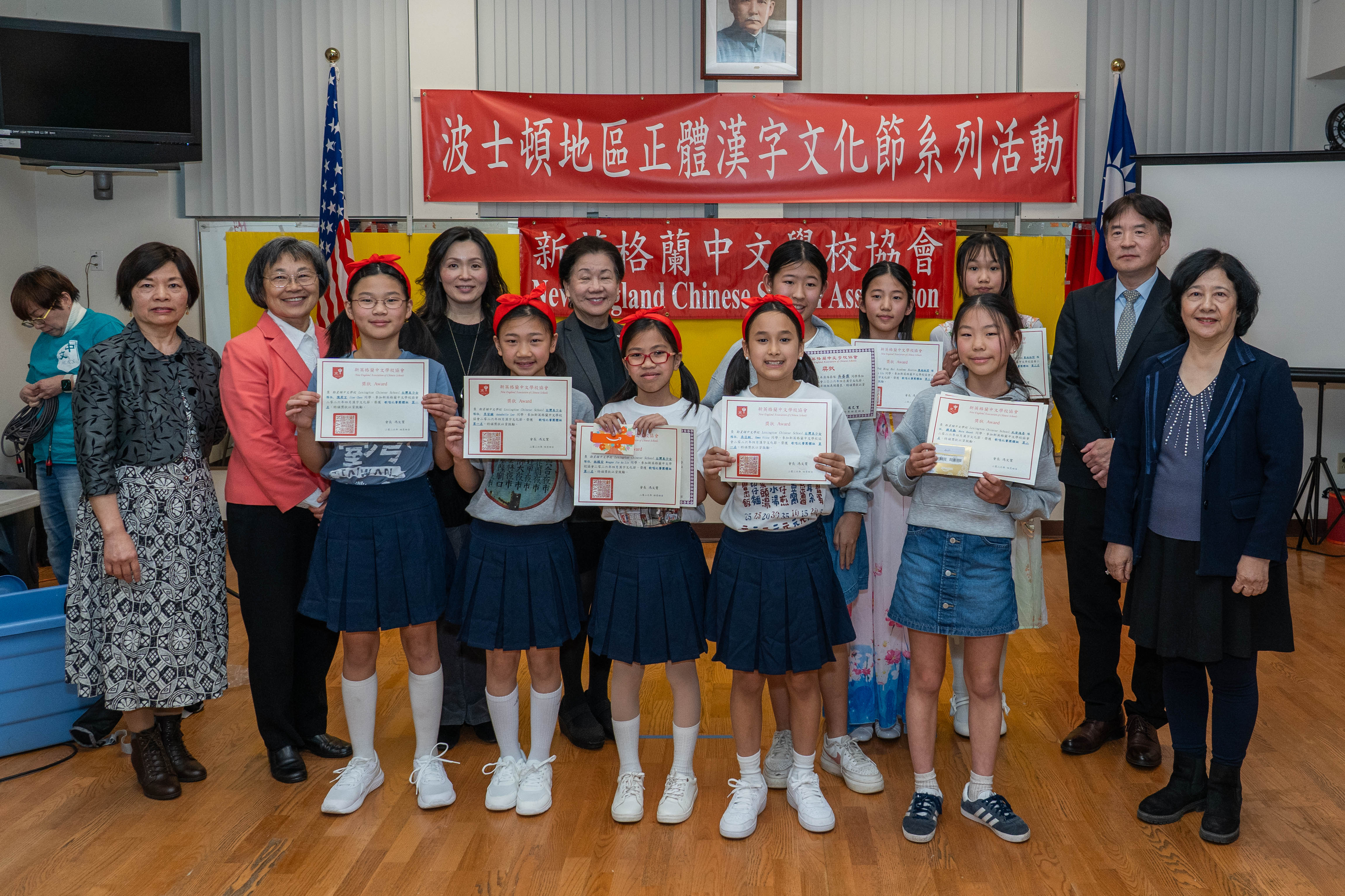 嘉賓和評審老師為歌唱比賽團體組獲獎者頒獎。